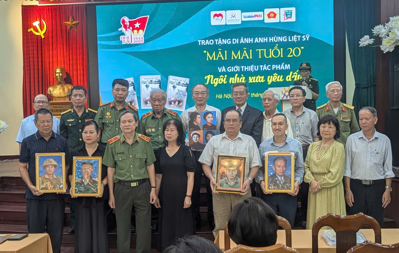 Trao di ảnh các Anh hùng liệt sĩ của lực lượng Công an nhân dân