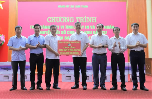 Supe Lâm Thao trao tặng 30 bộ máy tính, máy in cho xã Lâm Thao (Phú Thọ)