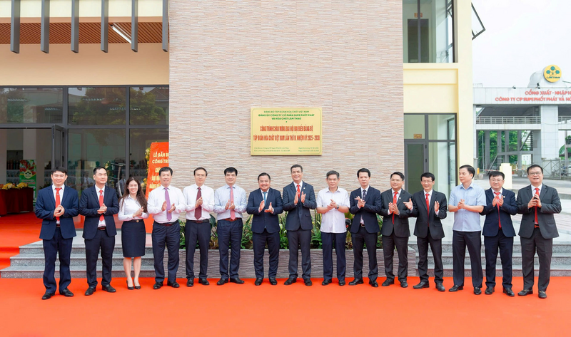 Supe Lâm Thao: Gắn biển công trình Trung tâm bán hàng chào mừng Đại hội Đảng bộ Tập đoàn