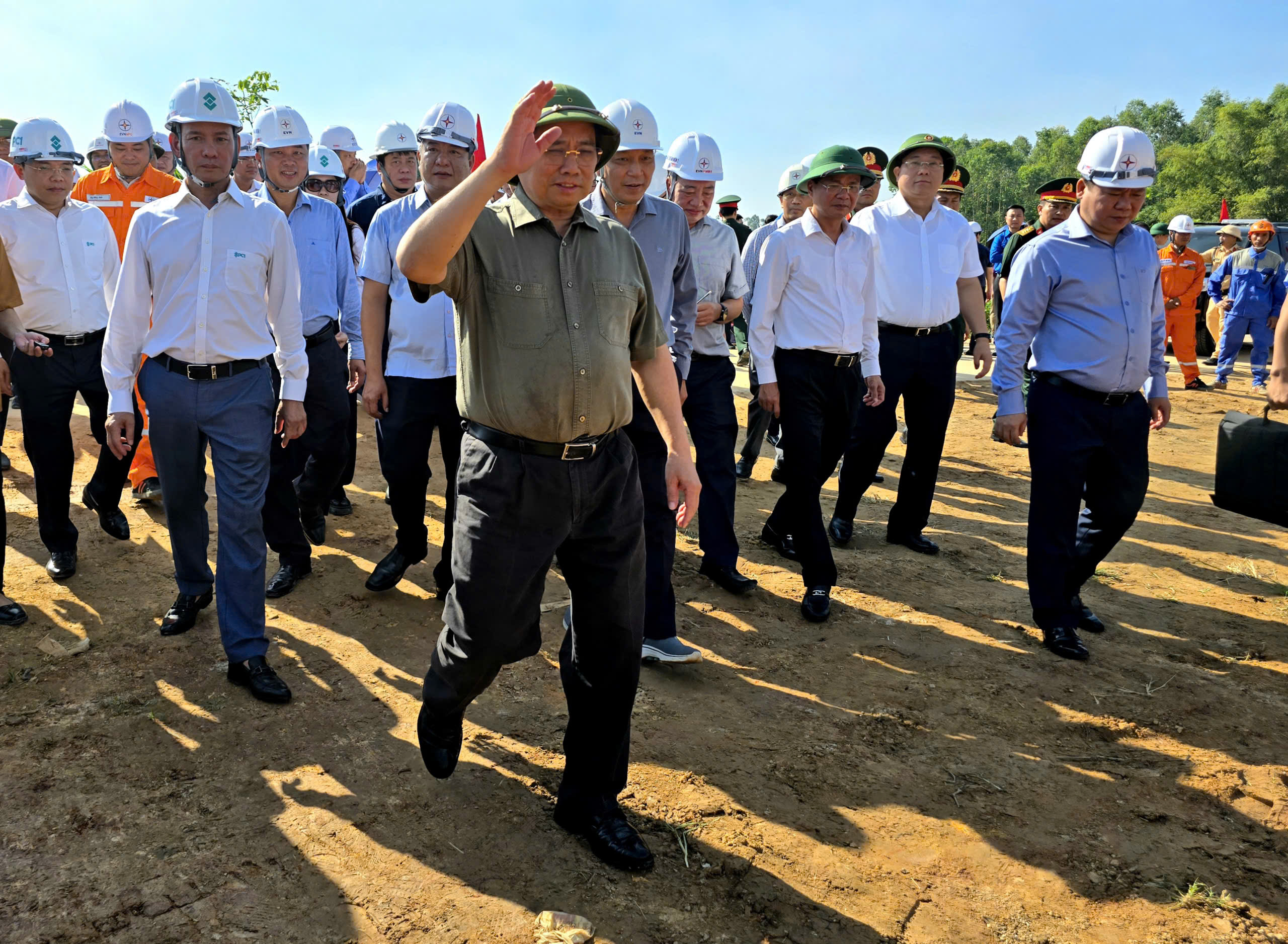 Chùm ảnh: Thủ tướng kiểm tra thi công đường dây 500kV Lào Cai - Vĩnh Yên