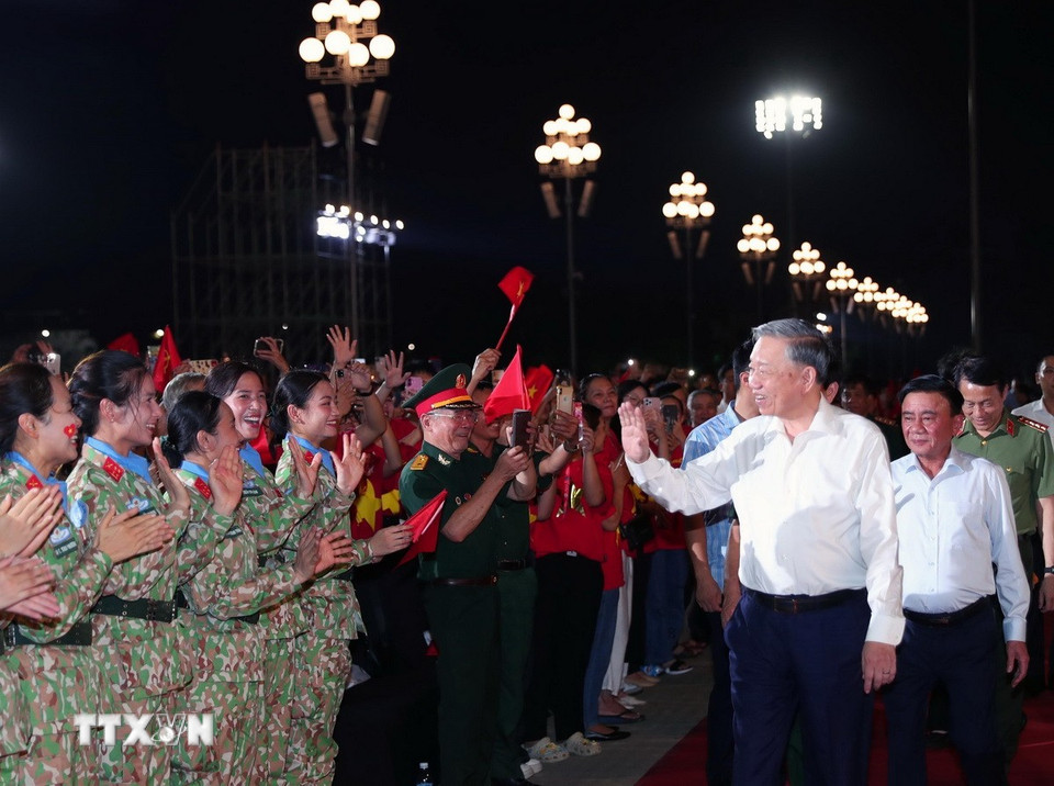 Tổng Bí thư, Thủ tướng và Chủ tịch Quốc hội dự chương trình 