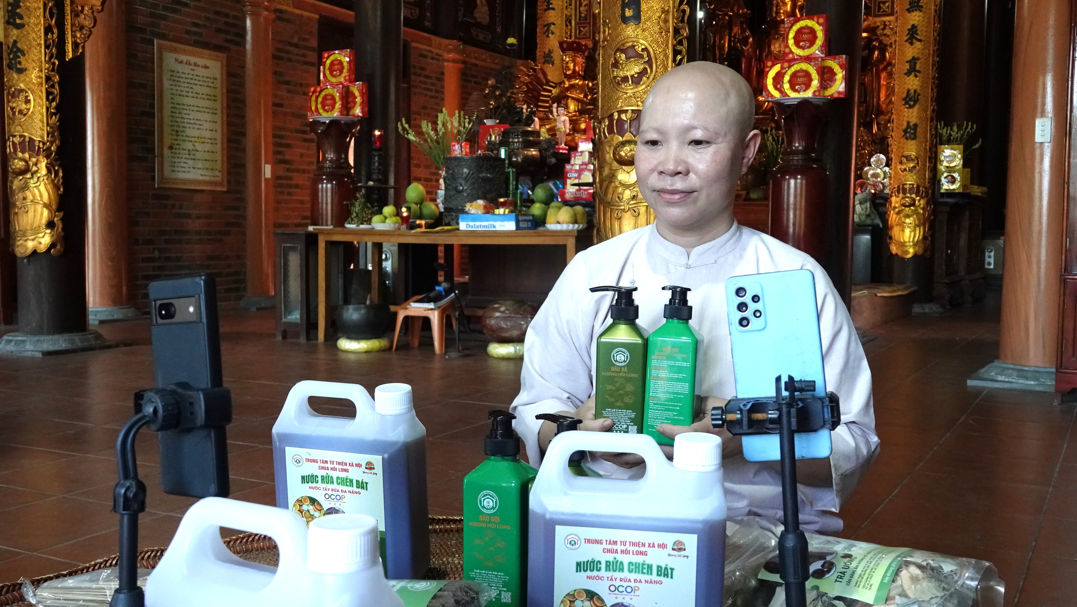 Sư thầy livestream bán hàng OCOP nuôi trẻ mồ côi