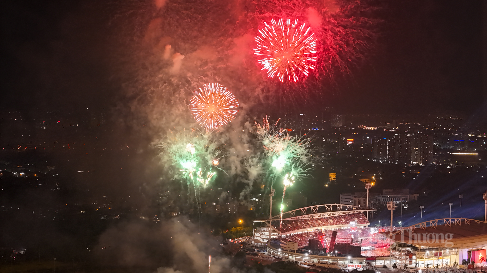 Hàng vạn người dân đổ về Mỹ Đình xem pháo hoa đêm 10/8