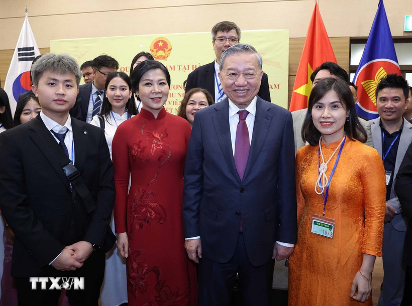 Tổng Bí thư Tô Lâm gặp gỡ cán bộ, nhân viên Đại sứ quán và người Việt Nam tại Hàn Quốc
