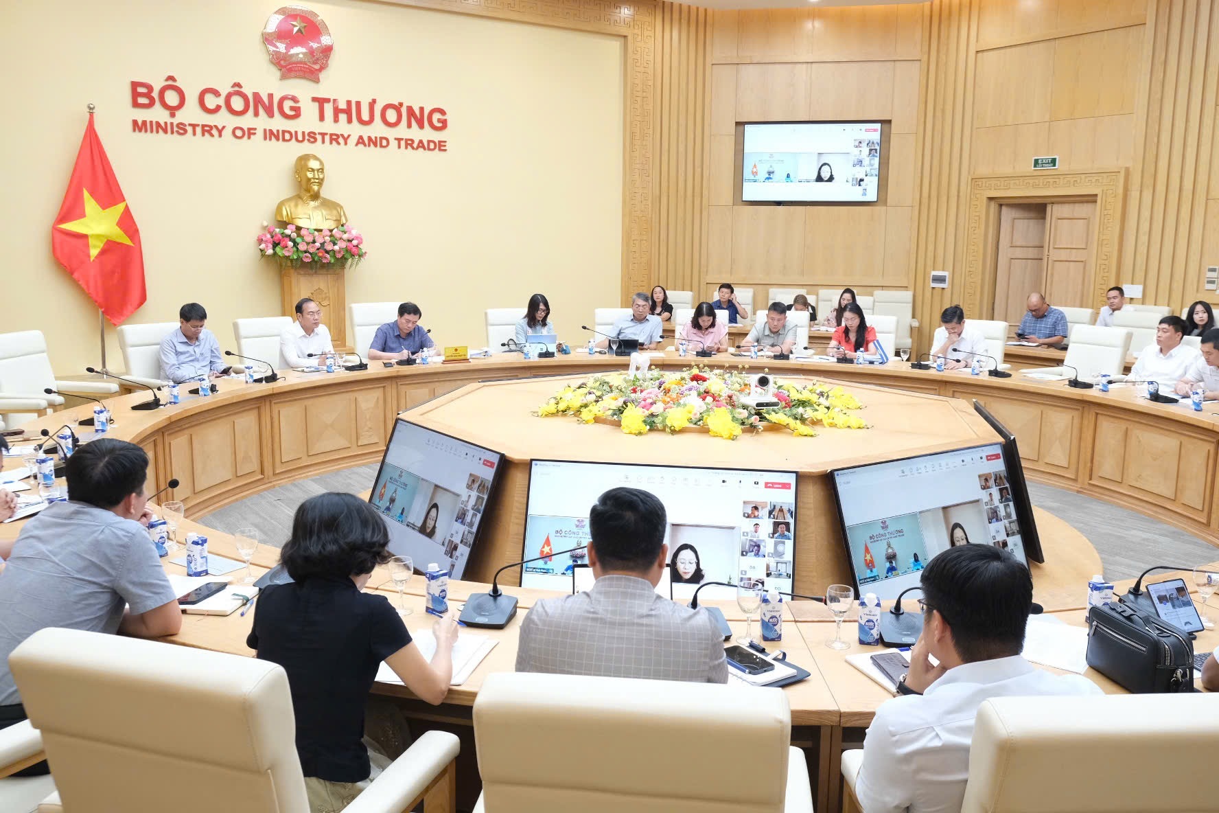 Bộ Công Thương họp đẩy mạnh hỗ trợ địa phương sau tuần đầu 34 công chức về cơ sở