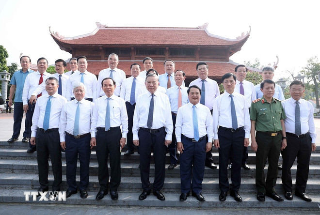 Tổng Bí thư dâng hương tại Khu tưởng niệm các vị tiền bối cách mạng tại Tuyên Quang