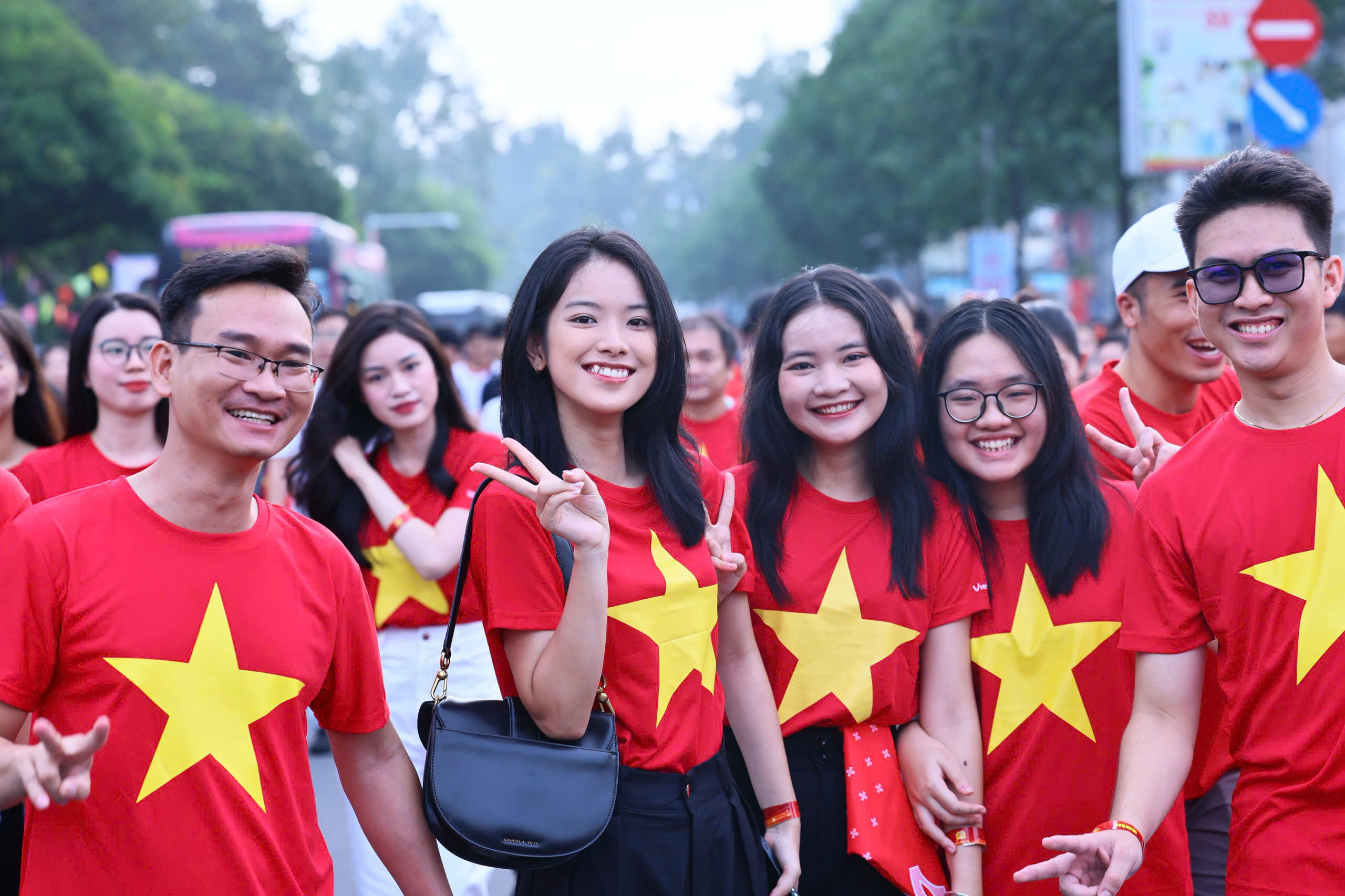 Đồng Nai rực sắc đỏ sao vàng trong ngày hội 'Cùng Việt Nam tiến bước'