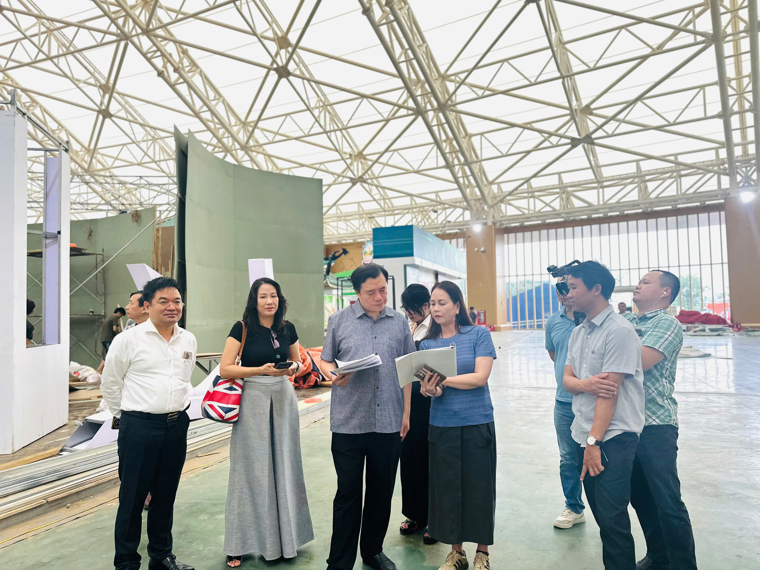 Thứ trưởng Nguyễn Sinh Nhật Tân kiểm tra tiến độ thi công triển lãm thành tựu ngành Công Thương