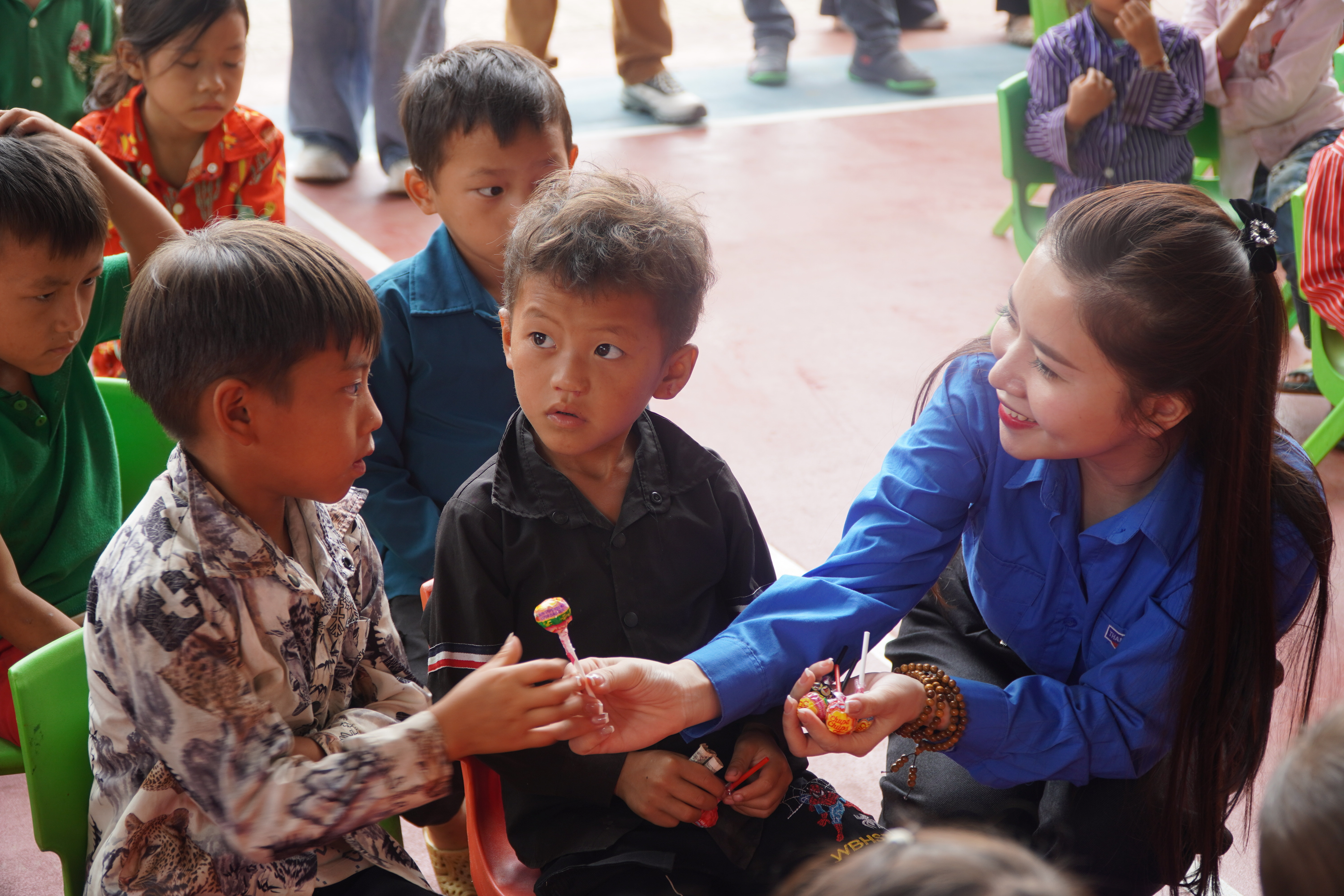 Chùm ảnh: Thanh niên tình nguyện chung tay xóa nhà tạm, nhà dột nát