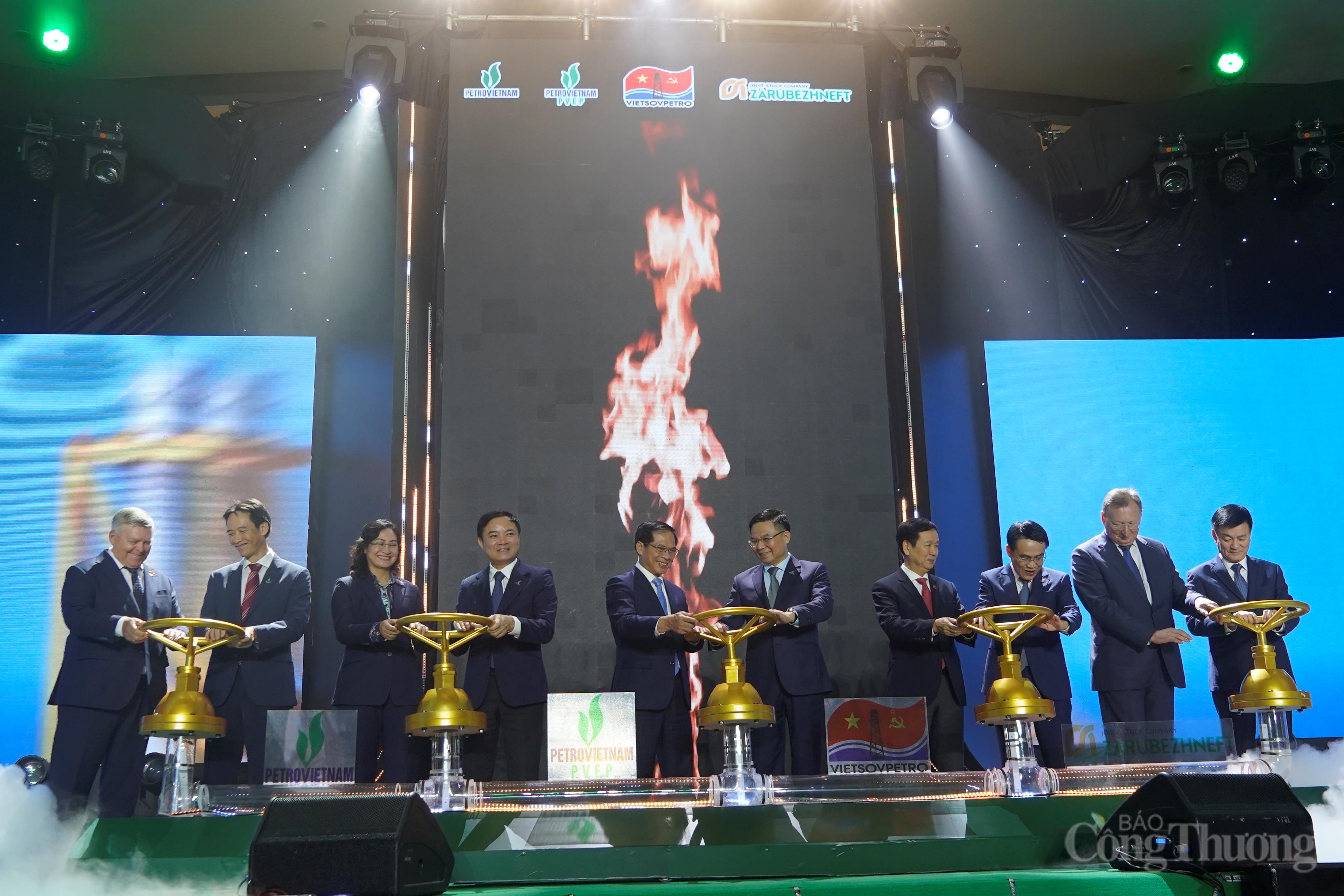 Vietsovpetro mừng đón dòng dầu đầu tiên tại mỏ Kình Ngư Trắng - Kình Ngư Trắng Nam