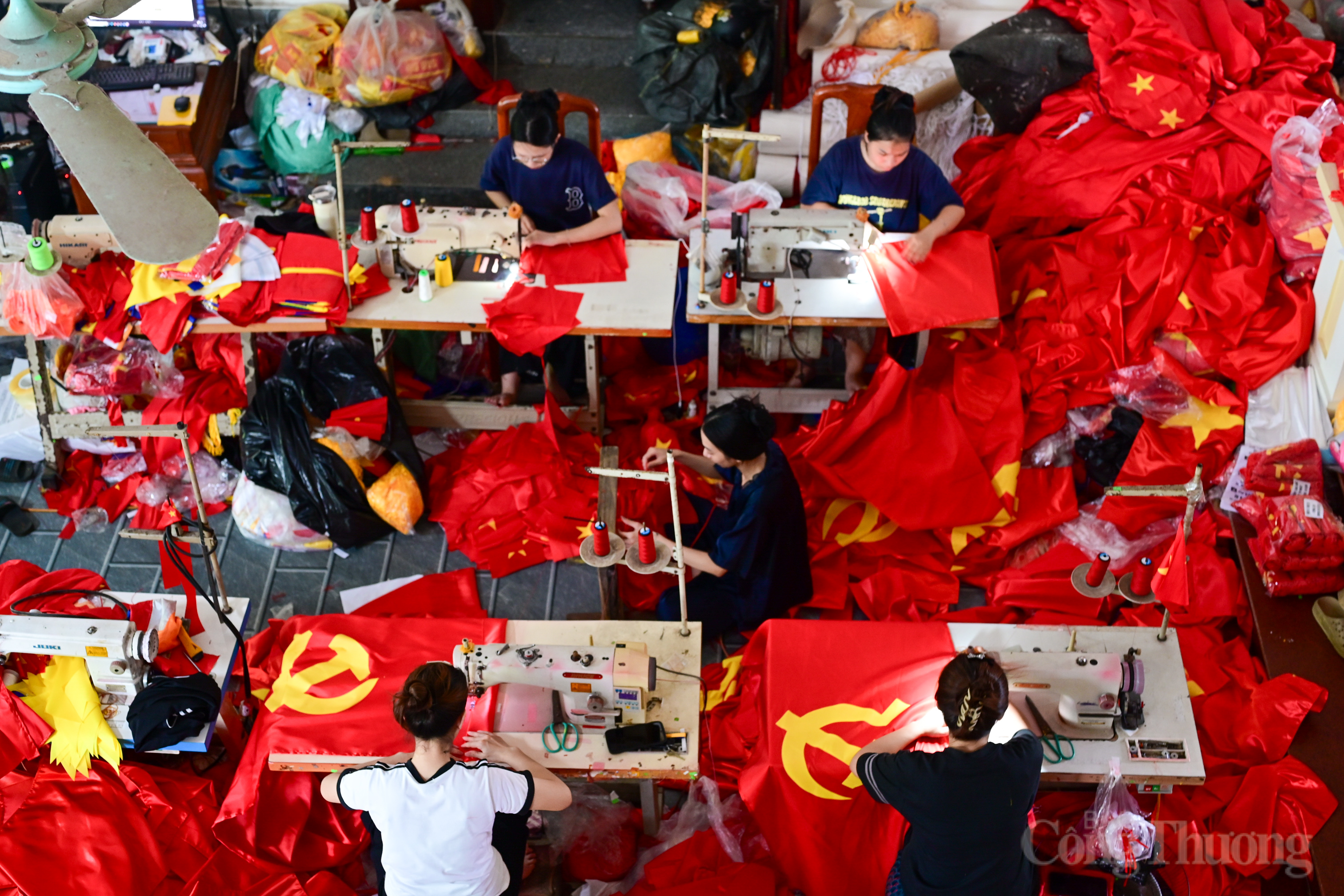 Niềm tự hào đất nước từ sắc đỏ làng nghề may cờ truyền thống Từ Vân