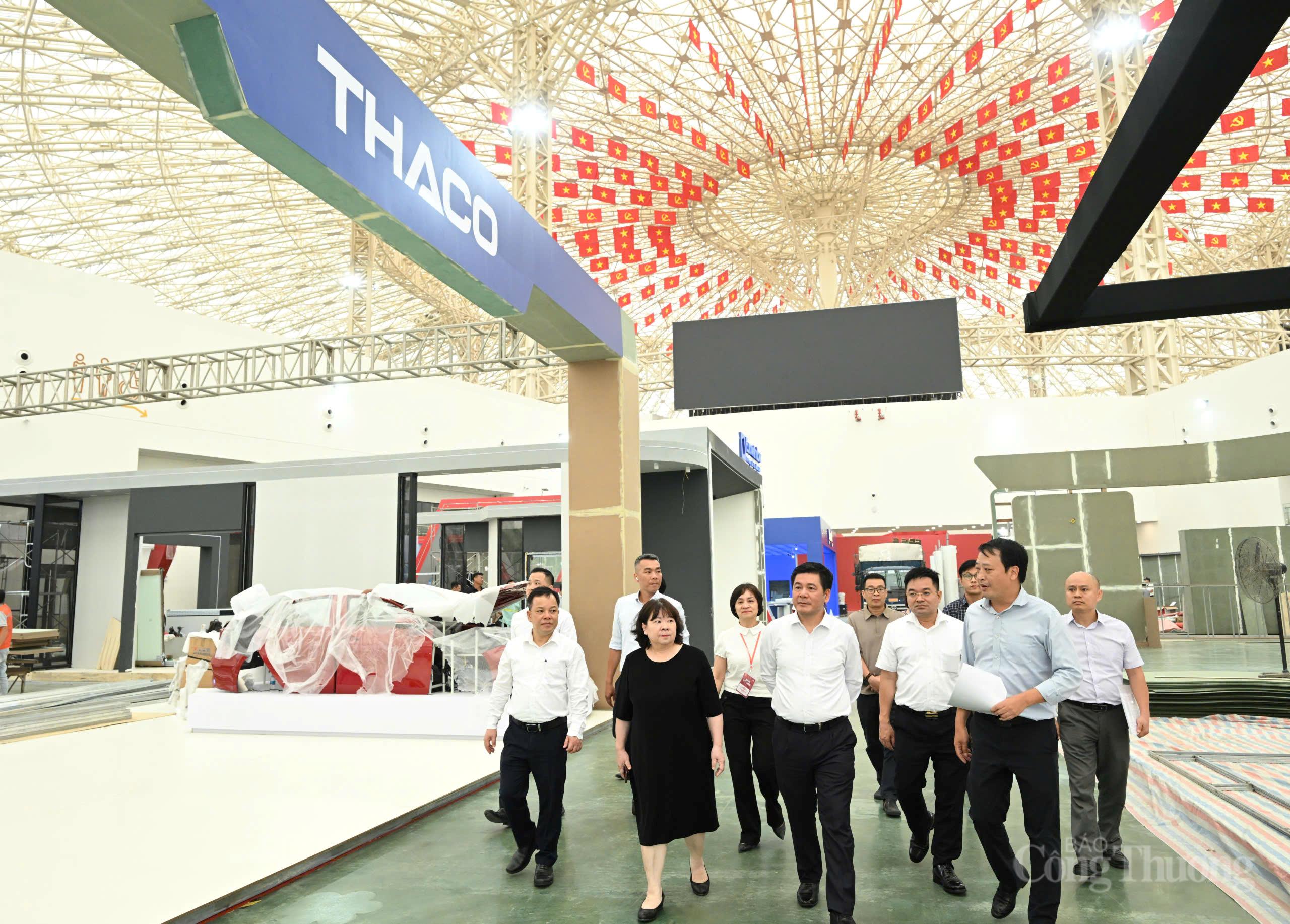 Bộ trưởng Nguyễn Hồng Diên kiểm tra tiến độ thi công triển lãm thành tựu ngành Công Thương