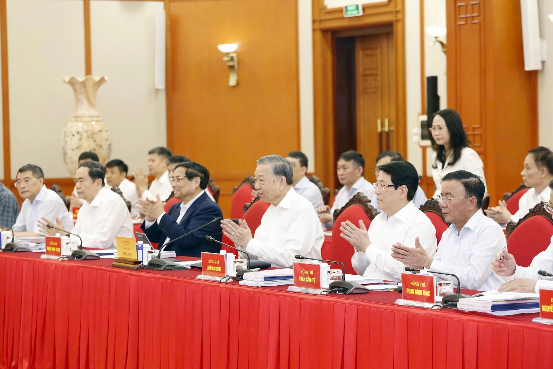 Bộ Chính trị cho ý kiến về văn kiện và phương án nhân sự Đại hội Đảng bộ TP Hà Nội lần thứ XVIII