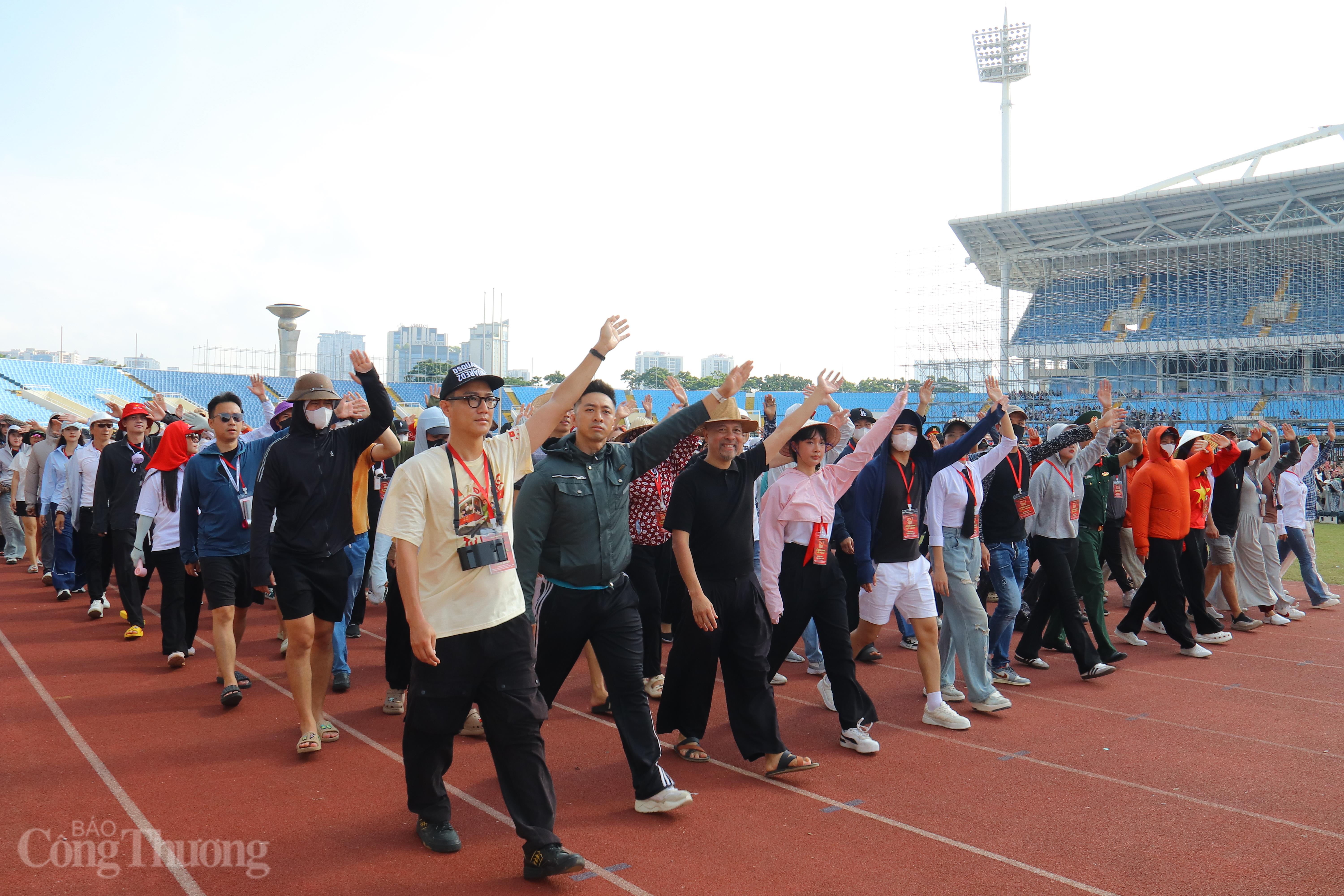 Lan tỏa tinh thần yêu nước từ những bước chân nghệ sĩ