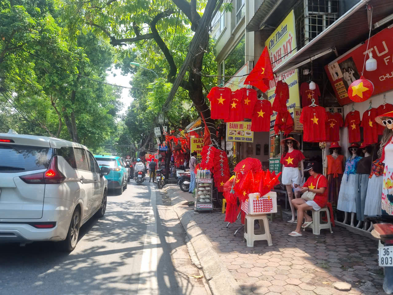Hà Nội: Người dân xếp hàng mua cờ đỏ sao vàng, tưng bừng không khí Quốc khánh 2/9