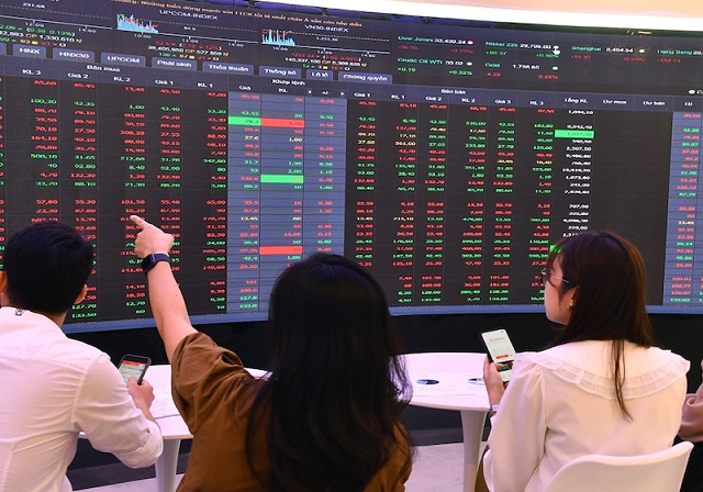 Thị trường chứng khoán nóng dần, rủi ro ngắn hạn gia tăng