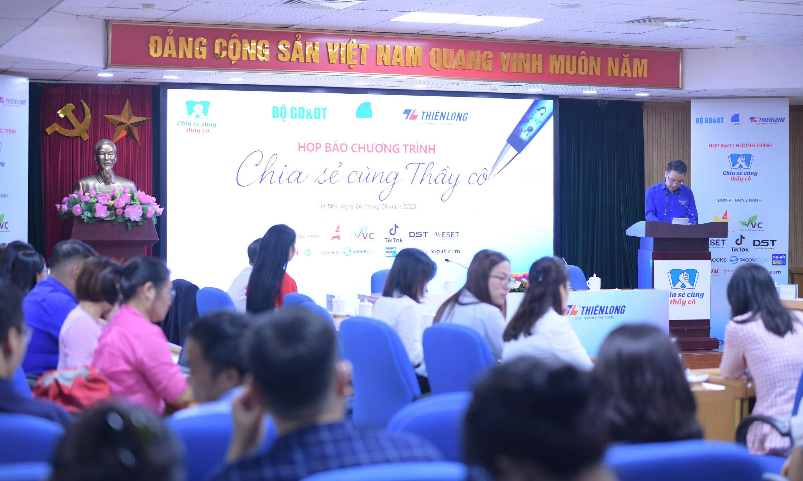 Hành trình 'Chia sẻ cùng thầy cô' năm 2025 tiếp sức giáo viên vùng biên cương