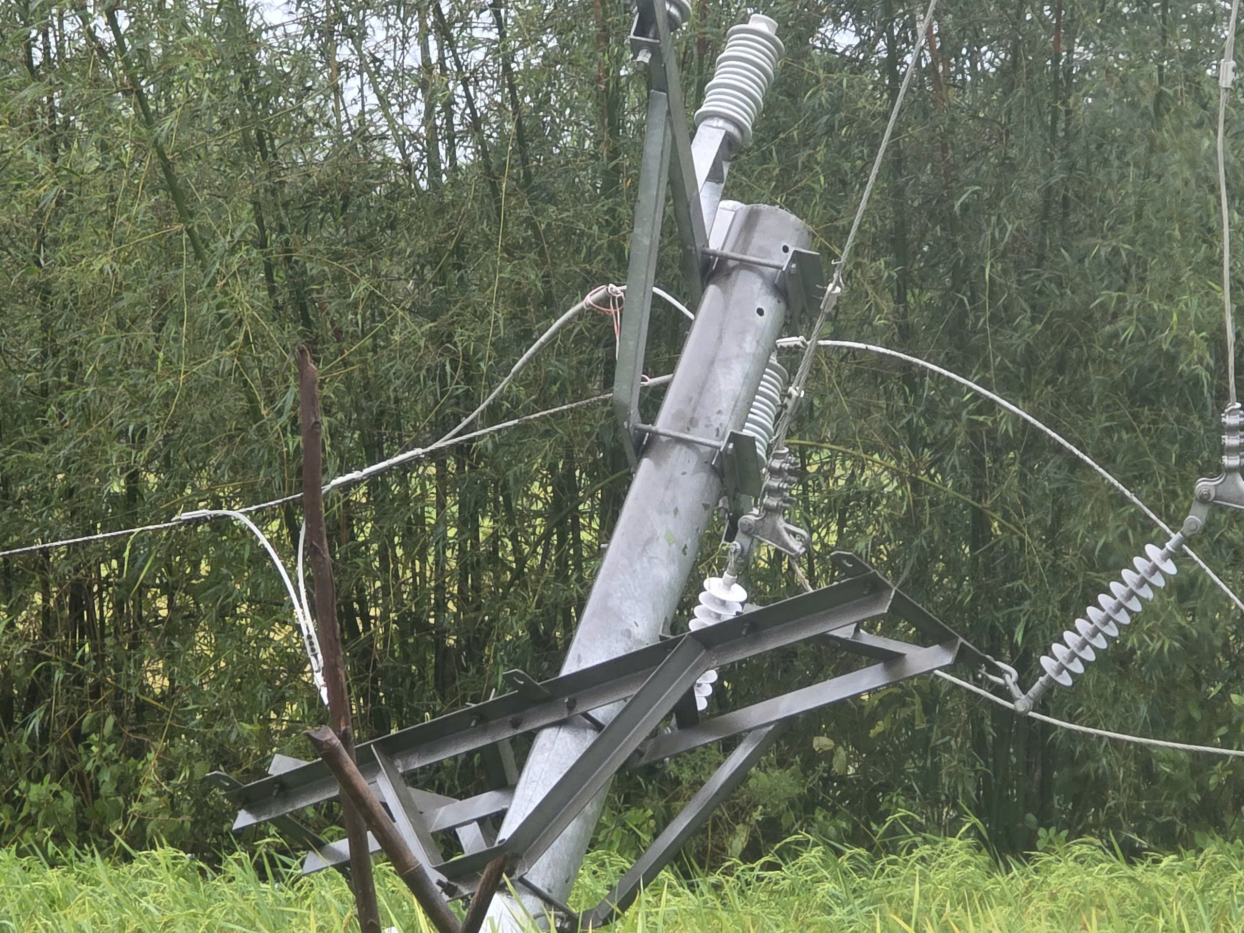 Cận cảnh cột điện ở Hà Tĩnh gãy đổ, uy hiếp nhà dân sau bão số 5