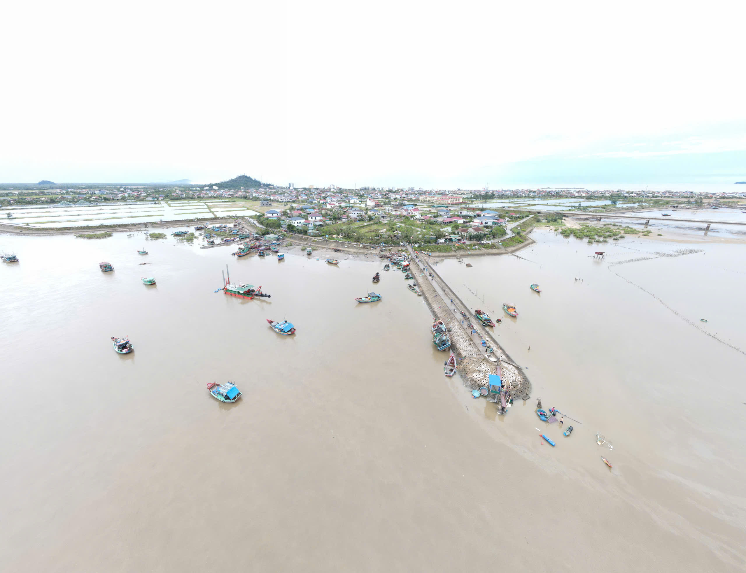 Hà Tĩnh: Ngư dân đỏ mắt nhìn tàu thuyền bị sóng đánh chìm