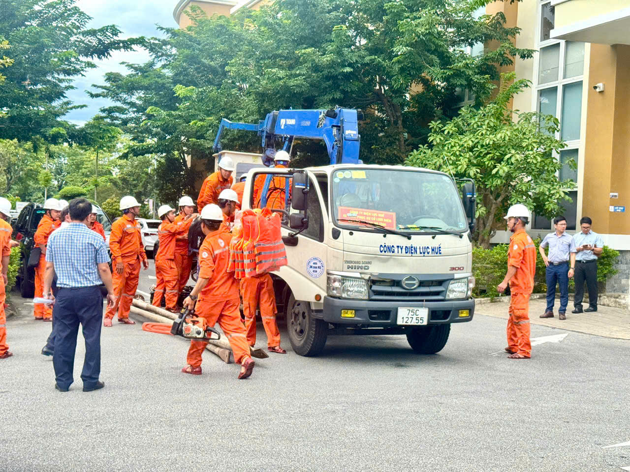 Hơn 200 công nhân, kỹ sư EVNCPC lên đường hỗ trợ EVNNPC sau bão số 5