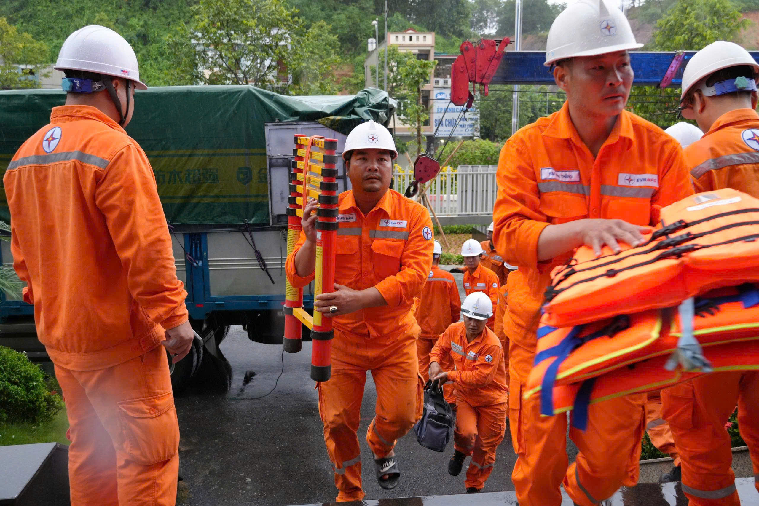 Đội xung kích Điện lực Lào Cai hỗ trợ Nghệ An sau bão số 5