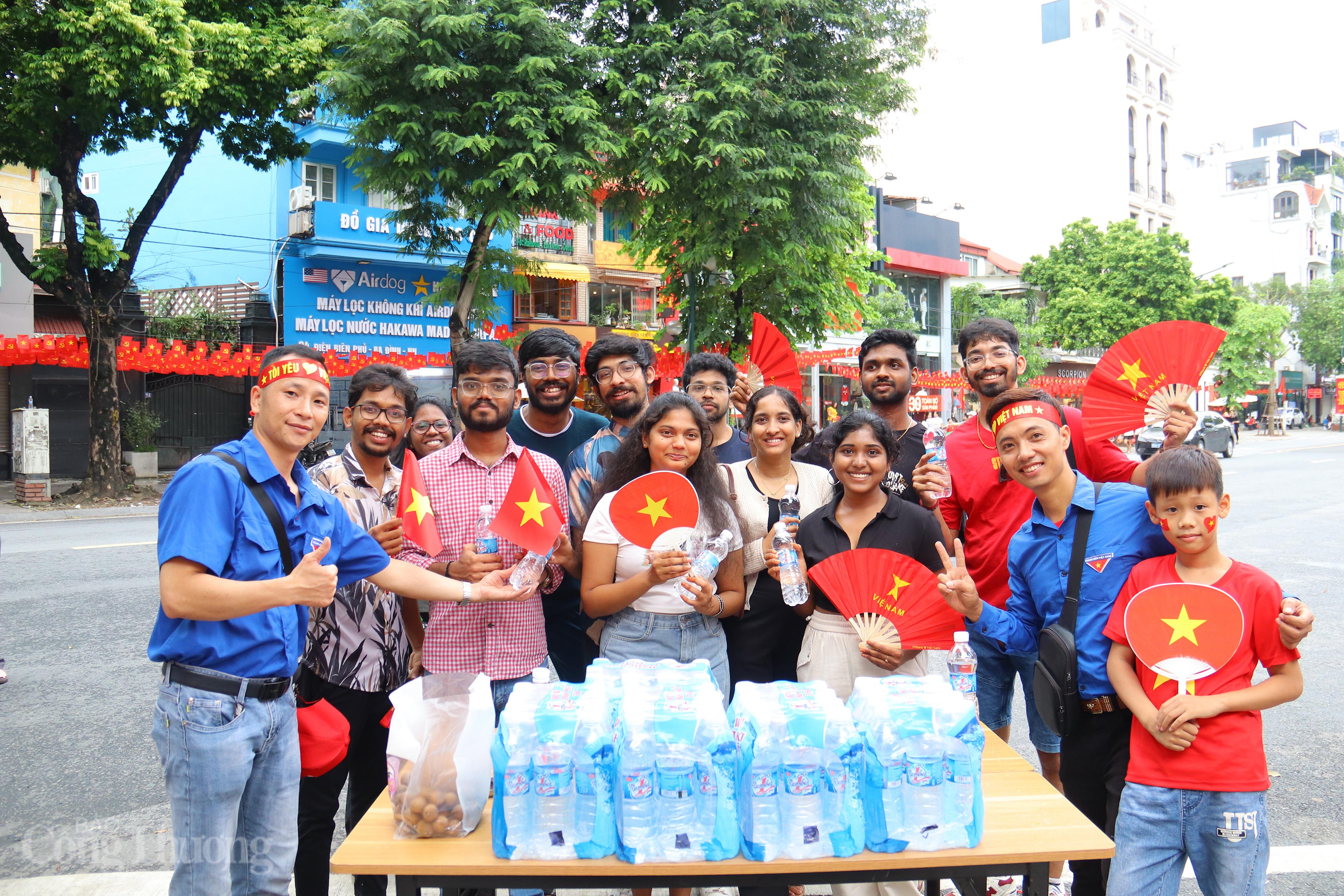 Báo Công Thương trao quà ý nghĩa, lan tỏa niềm tự hào dân tộc