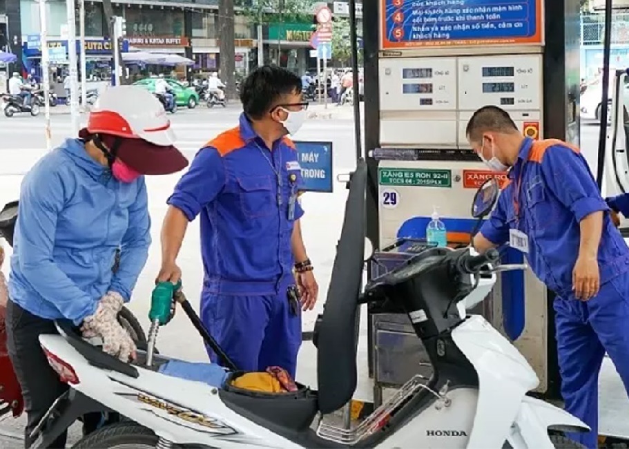 Giá xăng dầu cùng tăng, có loại tăng hơn 400 đồng/lít