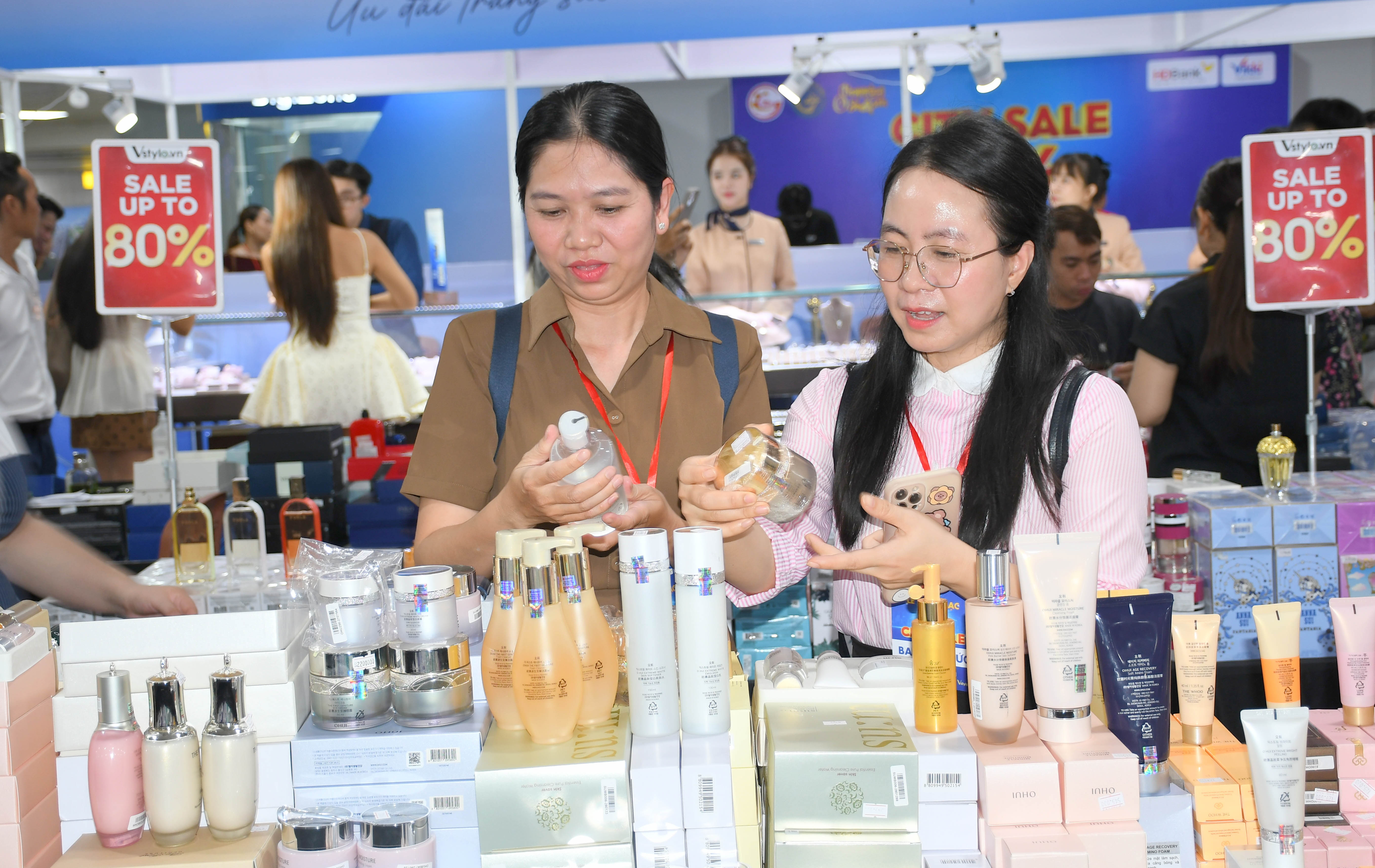 Người dân TP. Hồ Chí Minh 'săn' hàng hiệu giảm 80% tại City Sale