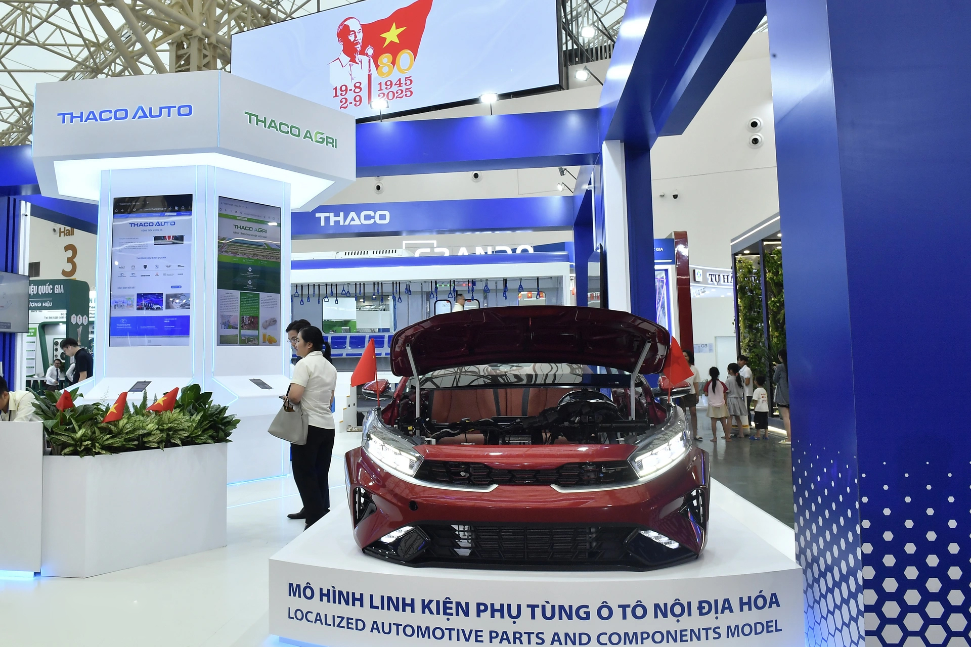 Dấu ấn ngành công nghiệp ô tô Việt Nam: Nhìn từ Triển lãm thành tựu đất nước