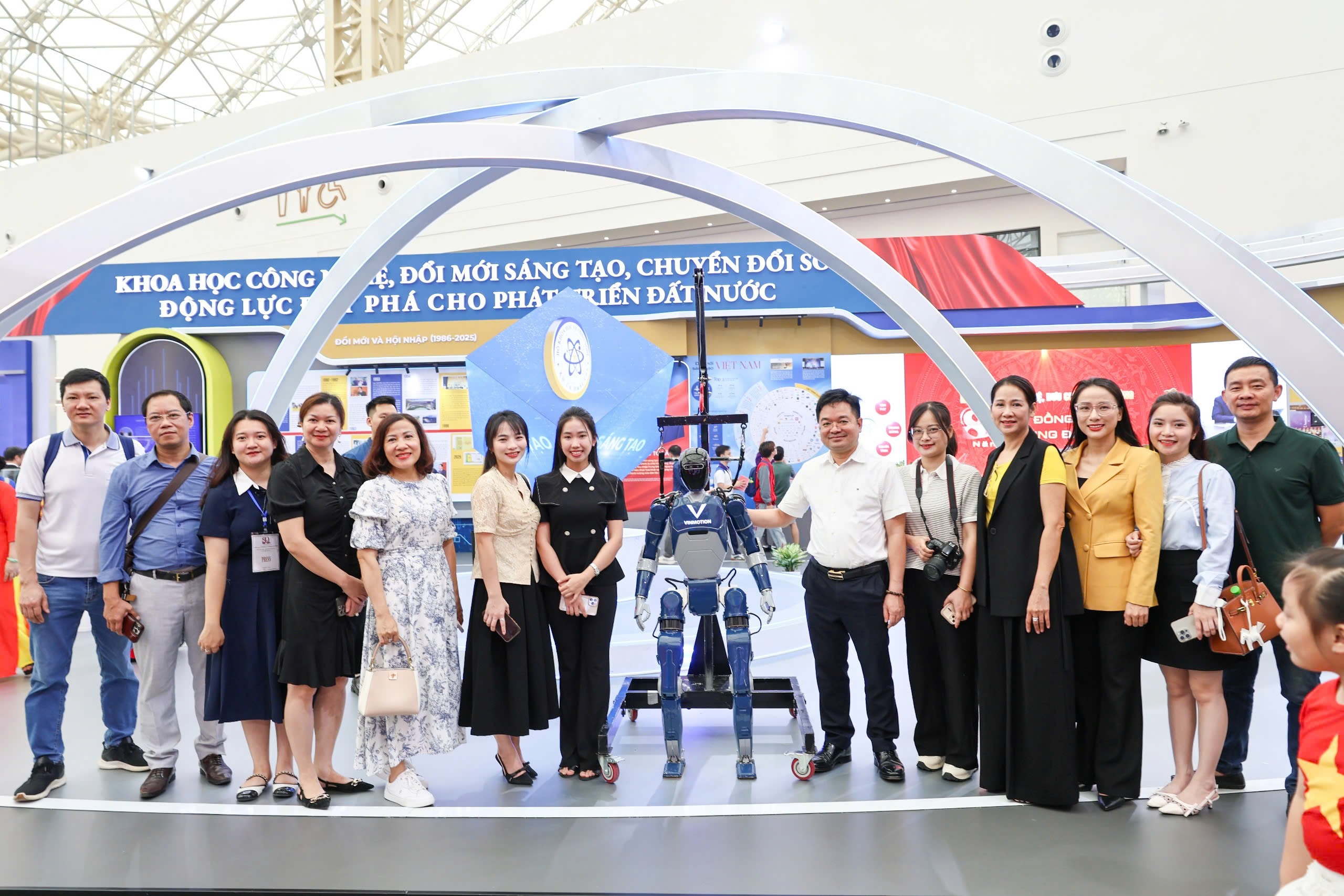 Đảng uỷ Báo Công Thương tổ chức sinh hoạt chuyên đề tại Triển lãm thành tựu đất nước