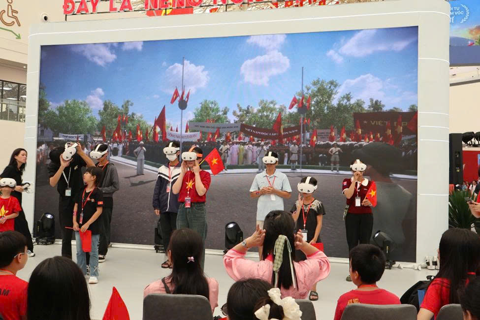 Gen Z “xuyên không” lịch sử qua VR tại triển lãm thành tựu đất nước