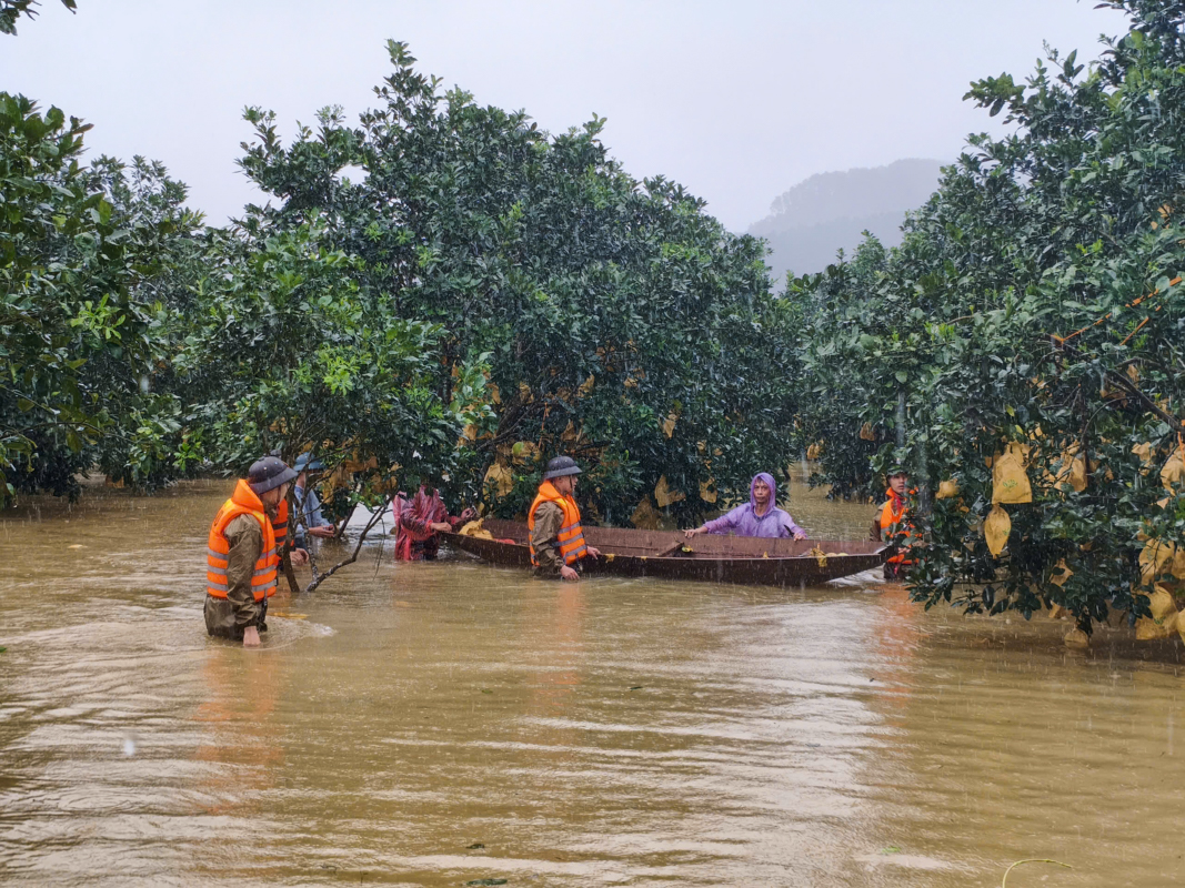 Vừa gồng mình chống bão, người dân Hà Tĩnh lại tất tả chạy lụt