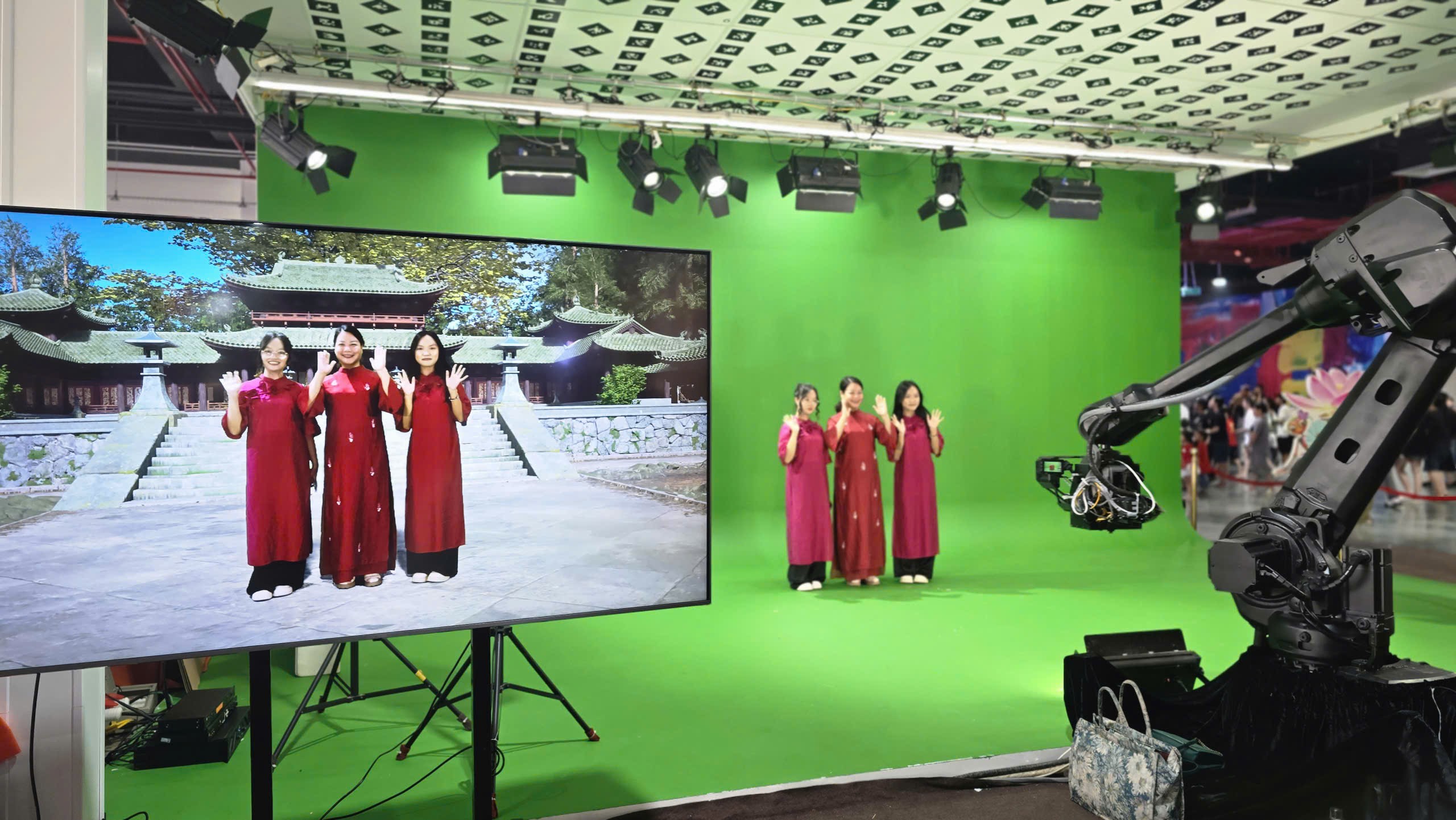 Phim trường số đưa người dân vào bối cảnh phim cổ trang