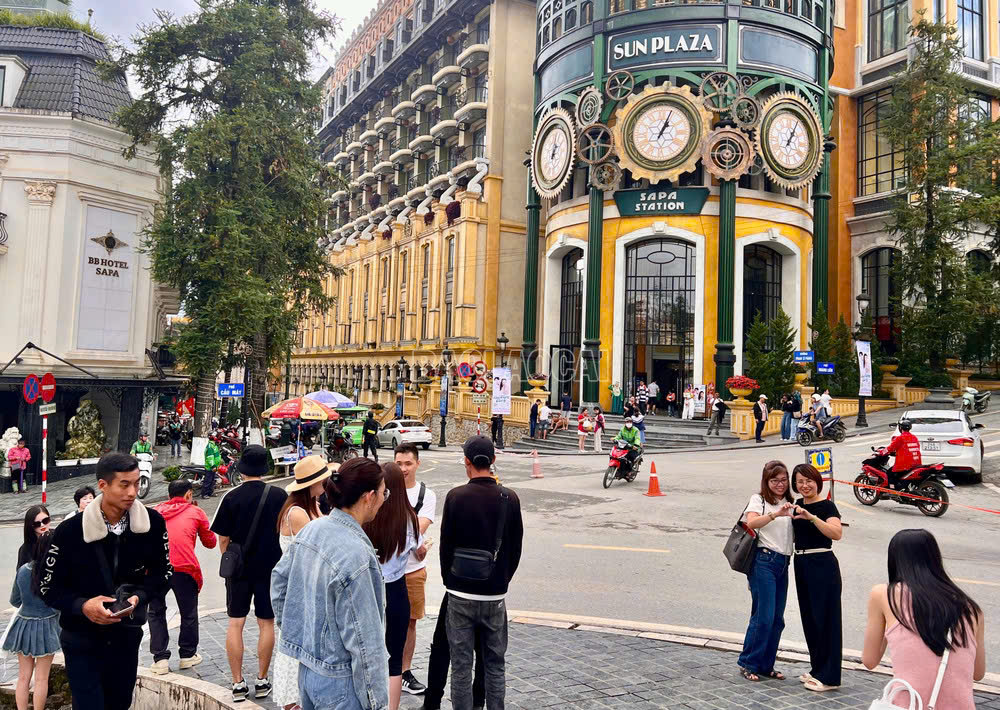 Hàng vạn du khách đổ về Lào Cai trong ngày đầu nghỉ lễ 2/9