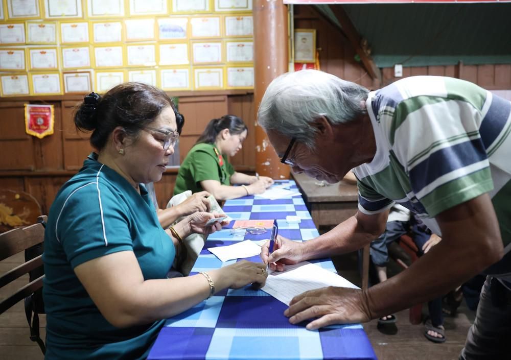 Thủ tướng yêu cầu tăng tốc chi trả quà Quốc khánh 2/9 đến người dân