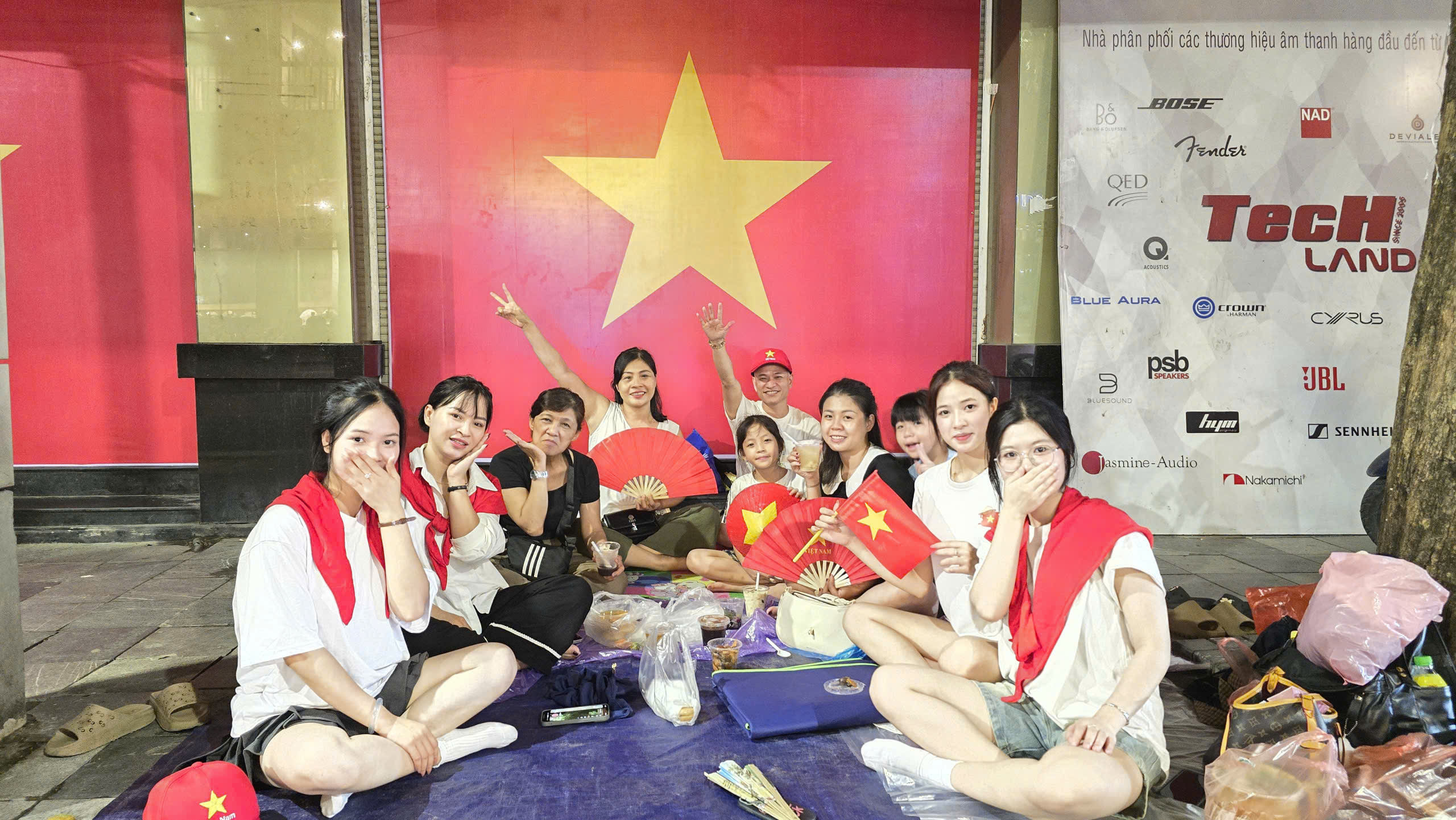 Chùm ảnh: Người dân 'xí chỗ' chờ xem diễu binh Quốc khánh 2/9