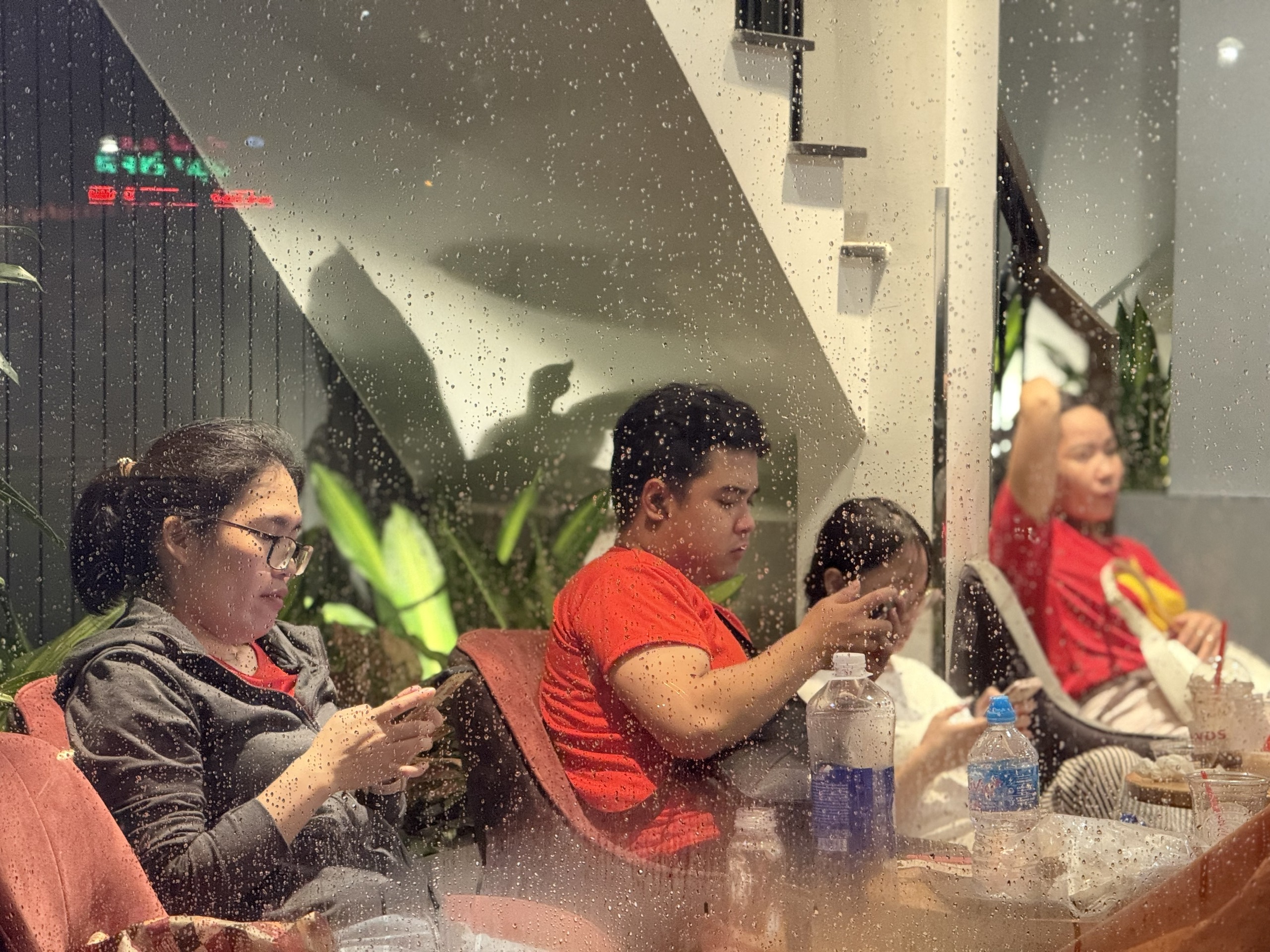 Hà Nội đêm không ngủ: Các quán cà phê kín chỗ chờ phút giây diễu binh lịch sử