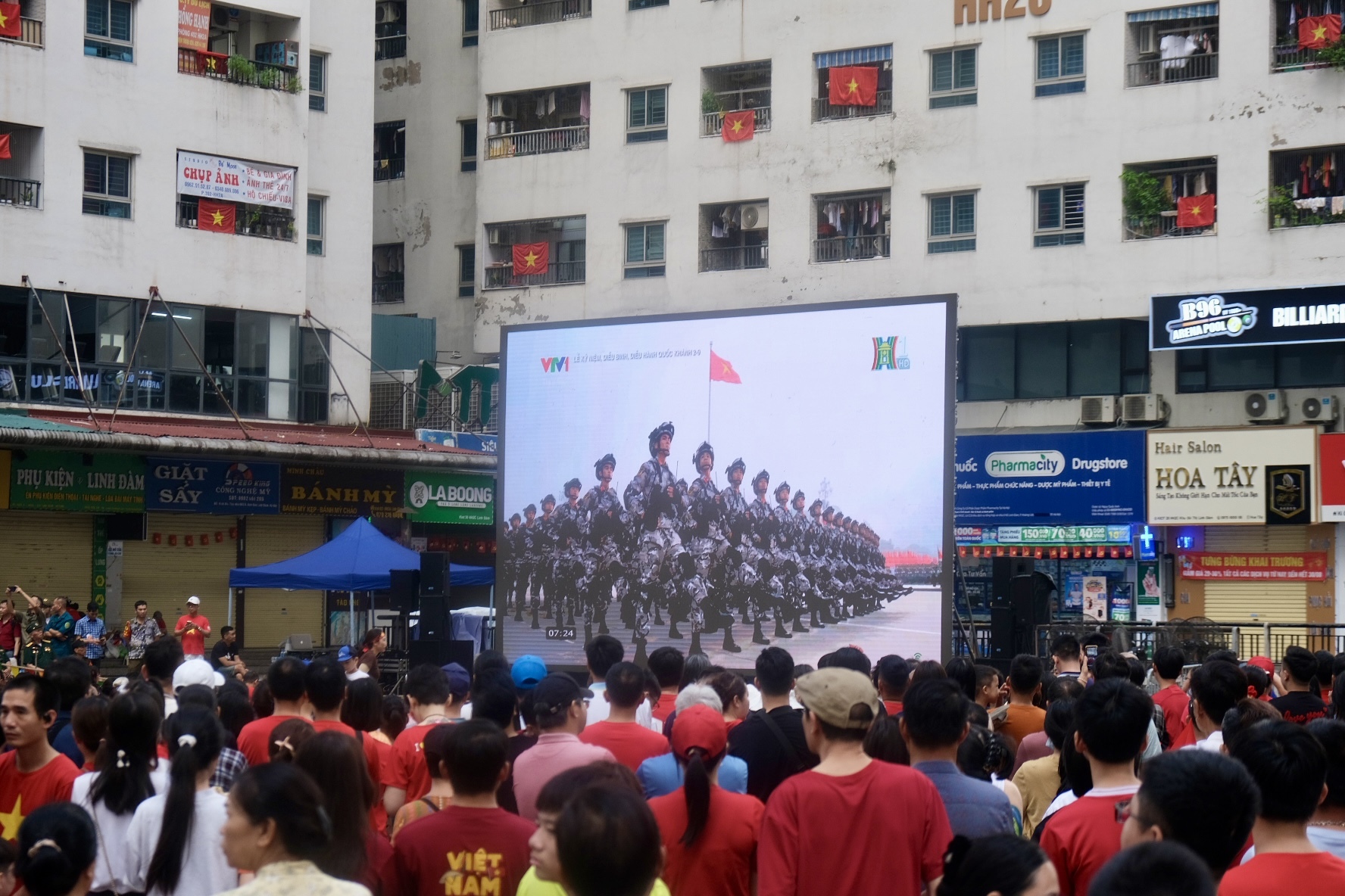 Hình ảnh người dân chung cư Hà Nội xem diễu binh, diễu hành qua màn hình LED