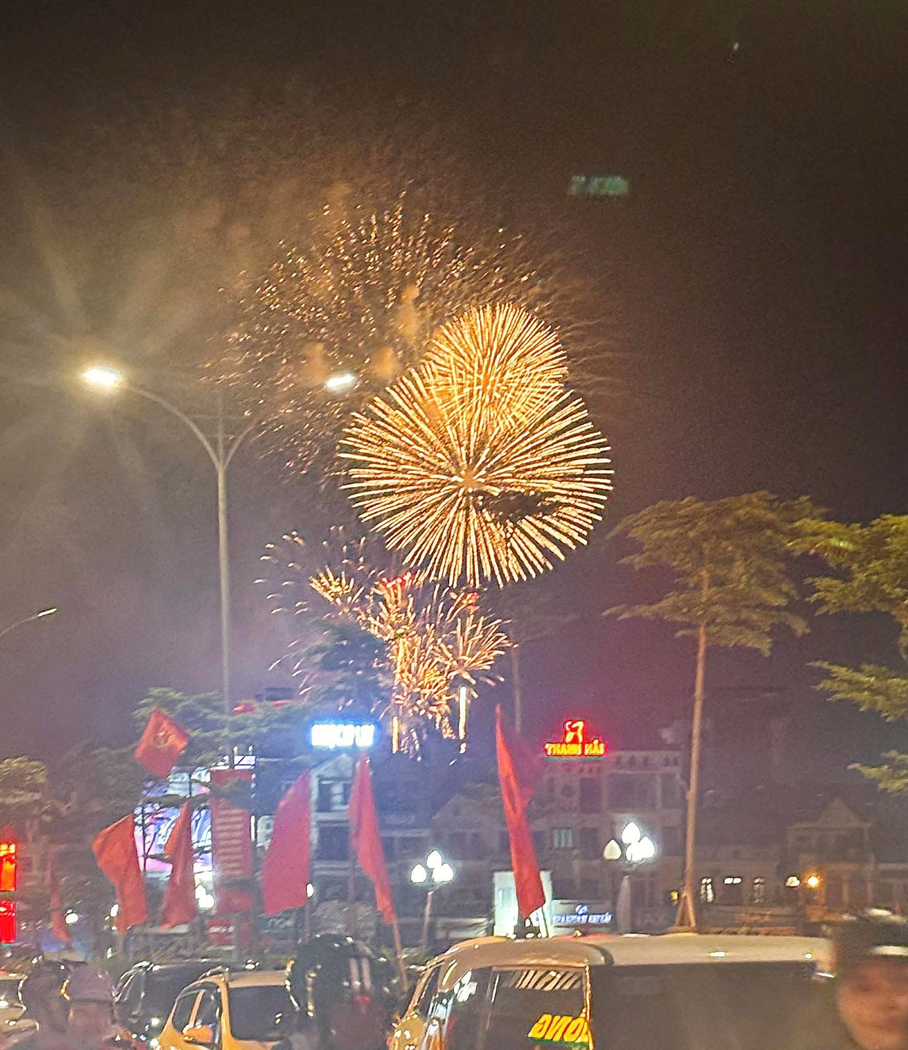 Hải Phòng: Pháo hoa rực sáng đất Cảng anh hùng