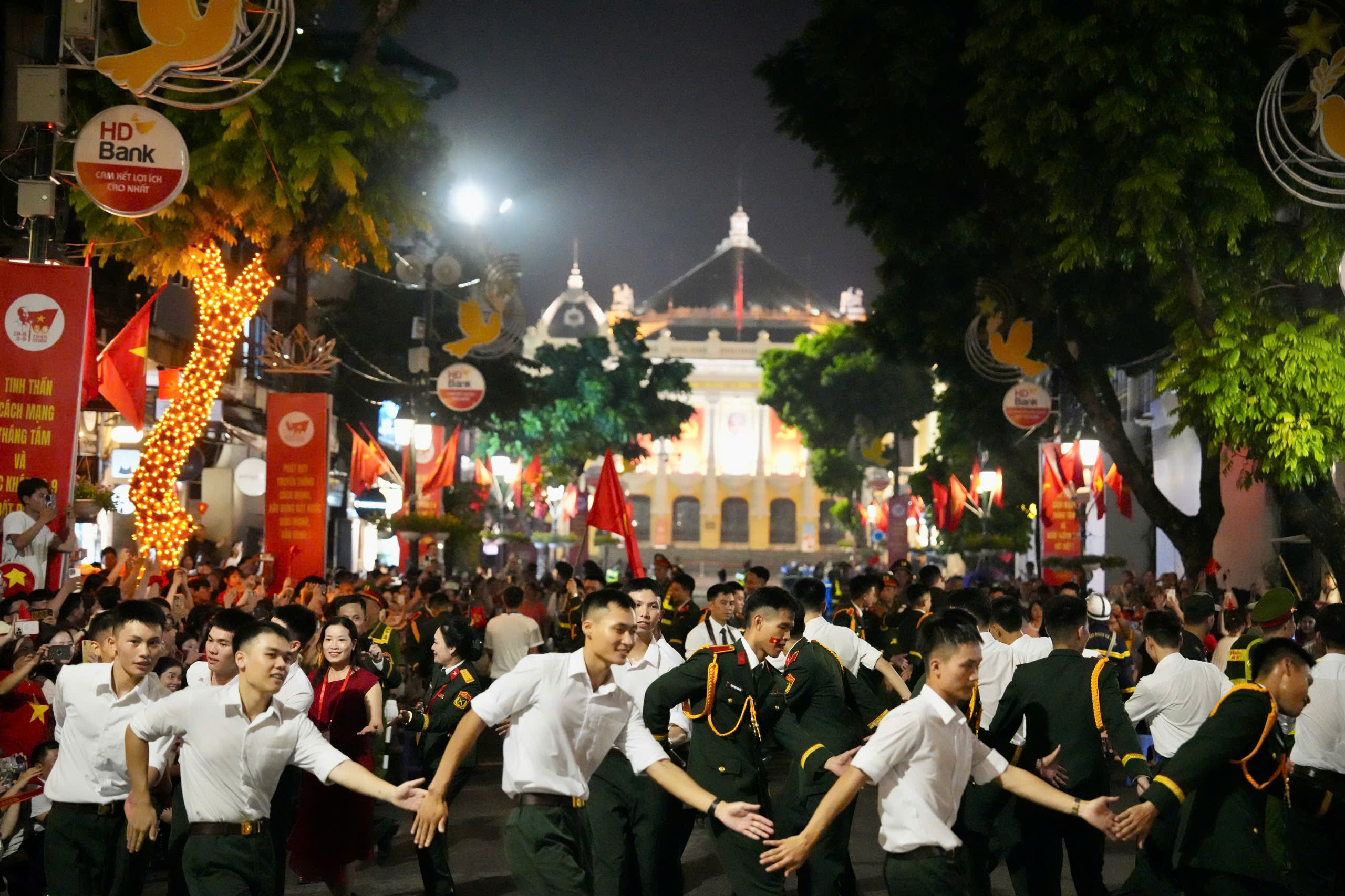 Cả dân tộc cùng nhau 'nối vòng tay lớn'