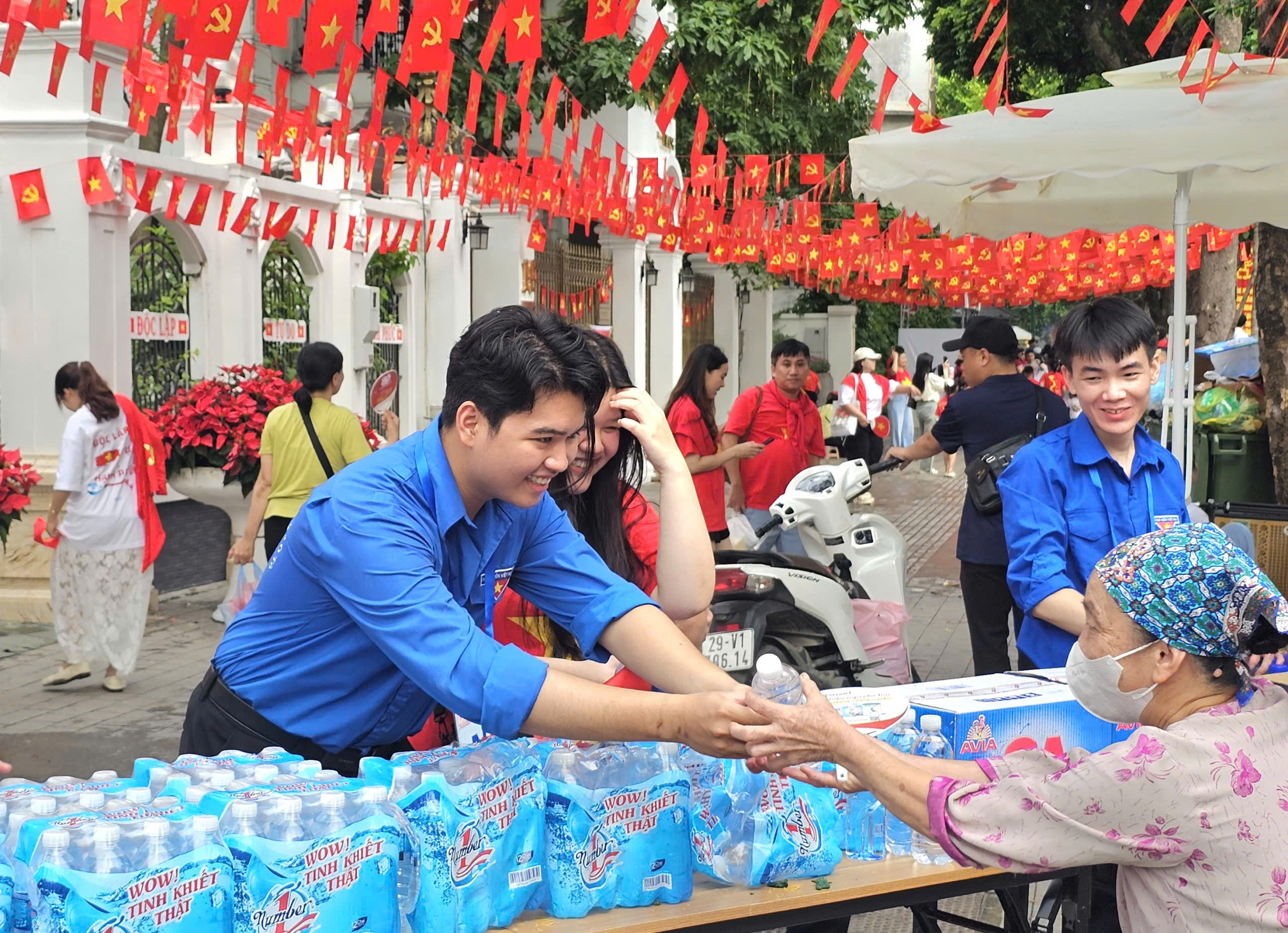 Những món quà nhỏ thắp sáng niềm tin, tự hào dân tộc