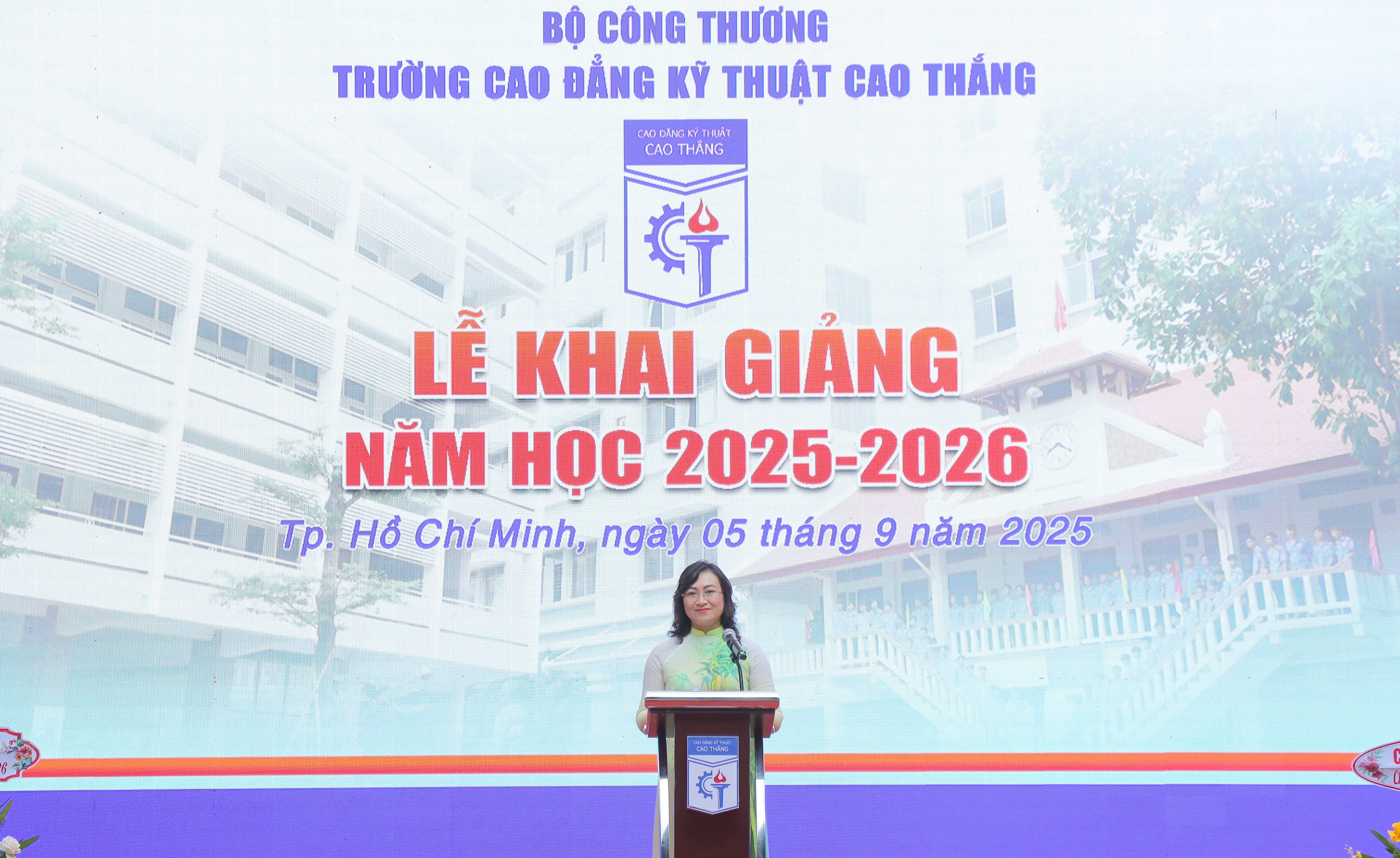 Thứ trưởng Phan Thị Thắng dự lễ khai giảng tại Trường Cao đẳng Kỹ thuật Cao Thắng