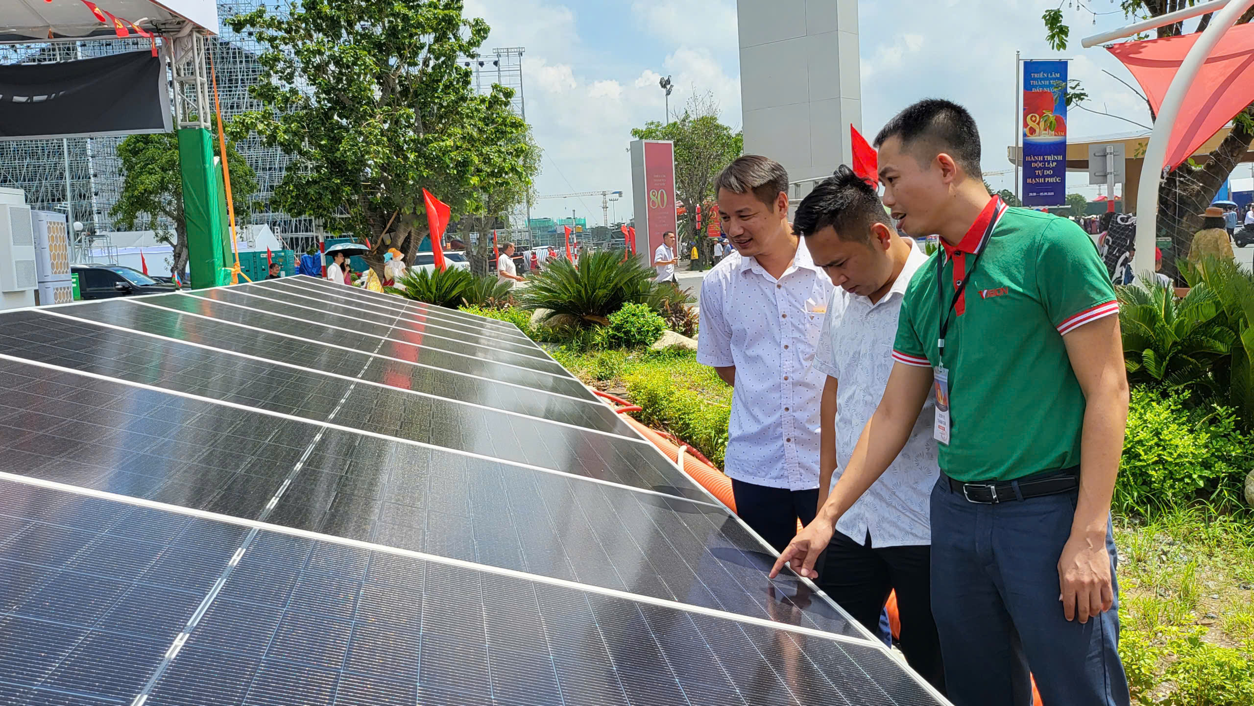 Điện mặt trời mái nhà: Doanh nghiệp mở lối, giải bài toán môi trường