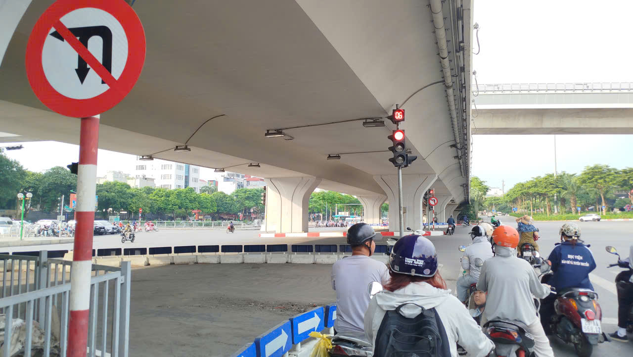 Hà Nội 'xoá sổ' bãi trông xe tự phát dưới gầm cầu vượt Láng - Cầu Giấy