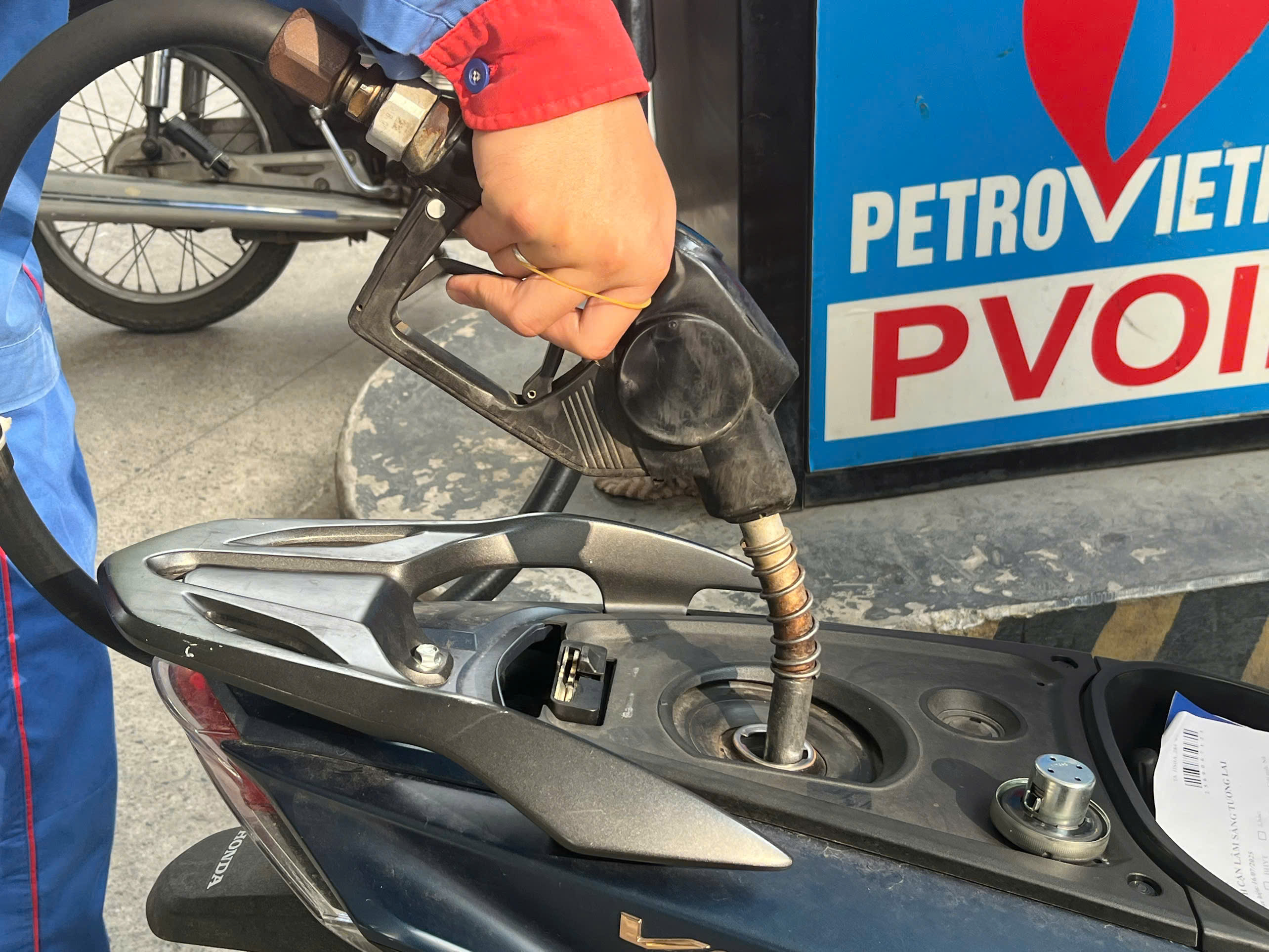 Giá xăng dầu hôm nay 10/09/2025: Bật tăng 2%