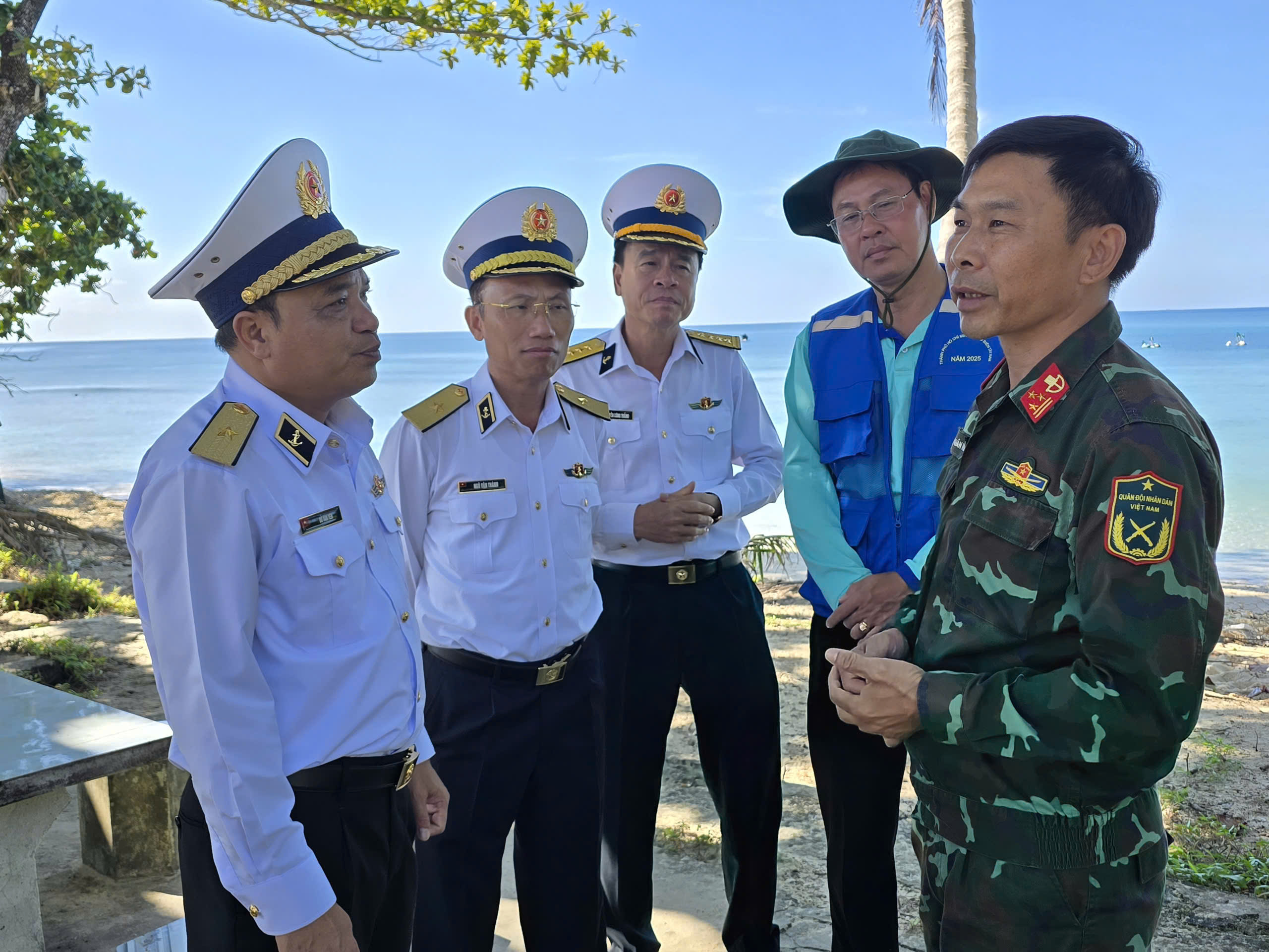 Tặng quà quân và dân trên Đảo Thổ Chu 