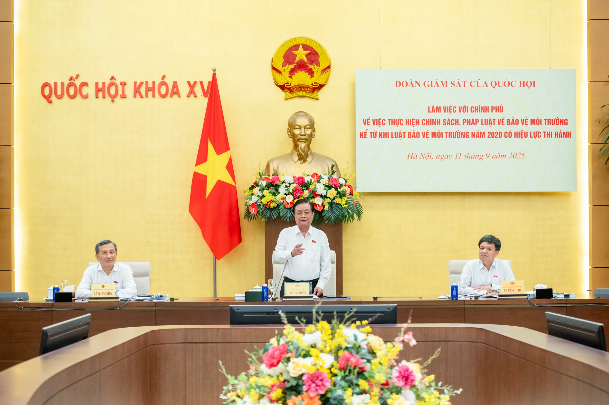 Đặt môi trường ngang tầm kinh tế, xã hội trong chiến lược phát triển