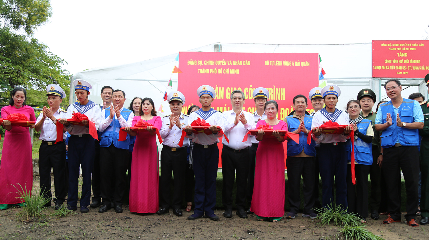 Vườn rau lưới màng: Món quà ý nghĩa từ đất liền gửi đảo xa