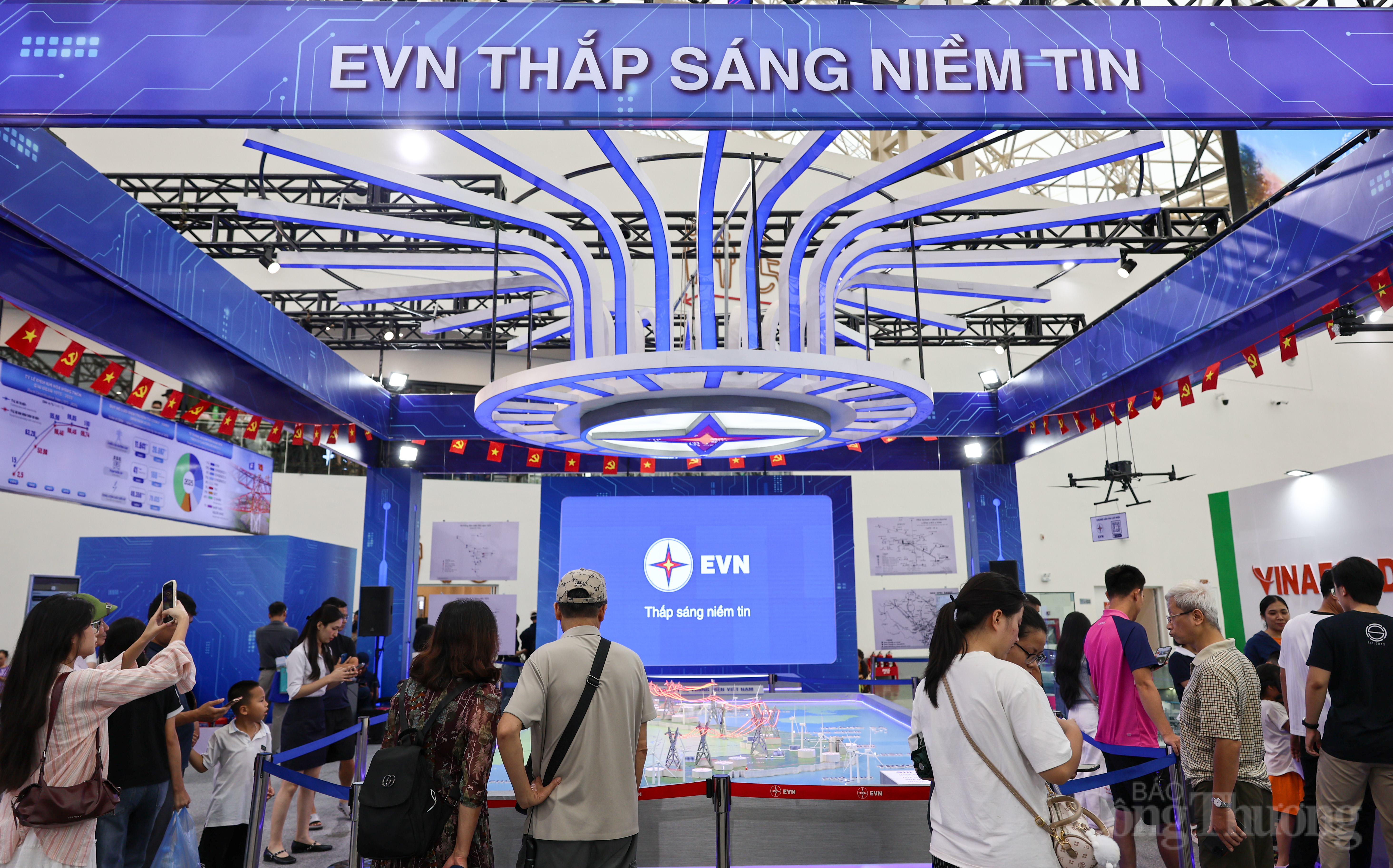 Triển lãm A80 dần khép lại, gian trưng bày của EVN vẫn sôi động