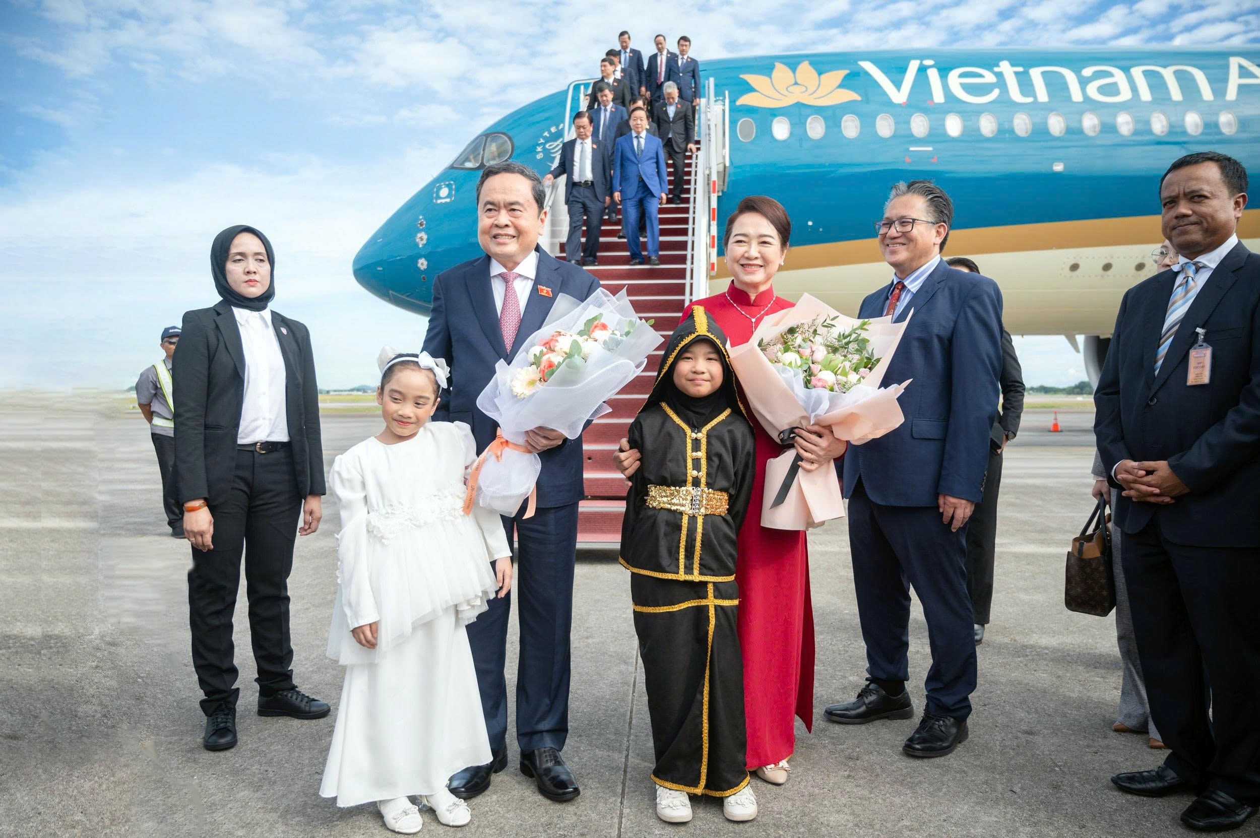 Chủ tịch Quốc hội đến Kuala Lumpur, bắt đầu chuyến thăm Malaysia